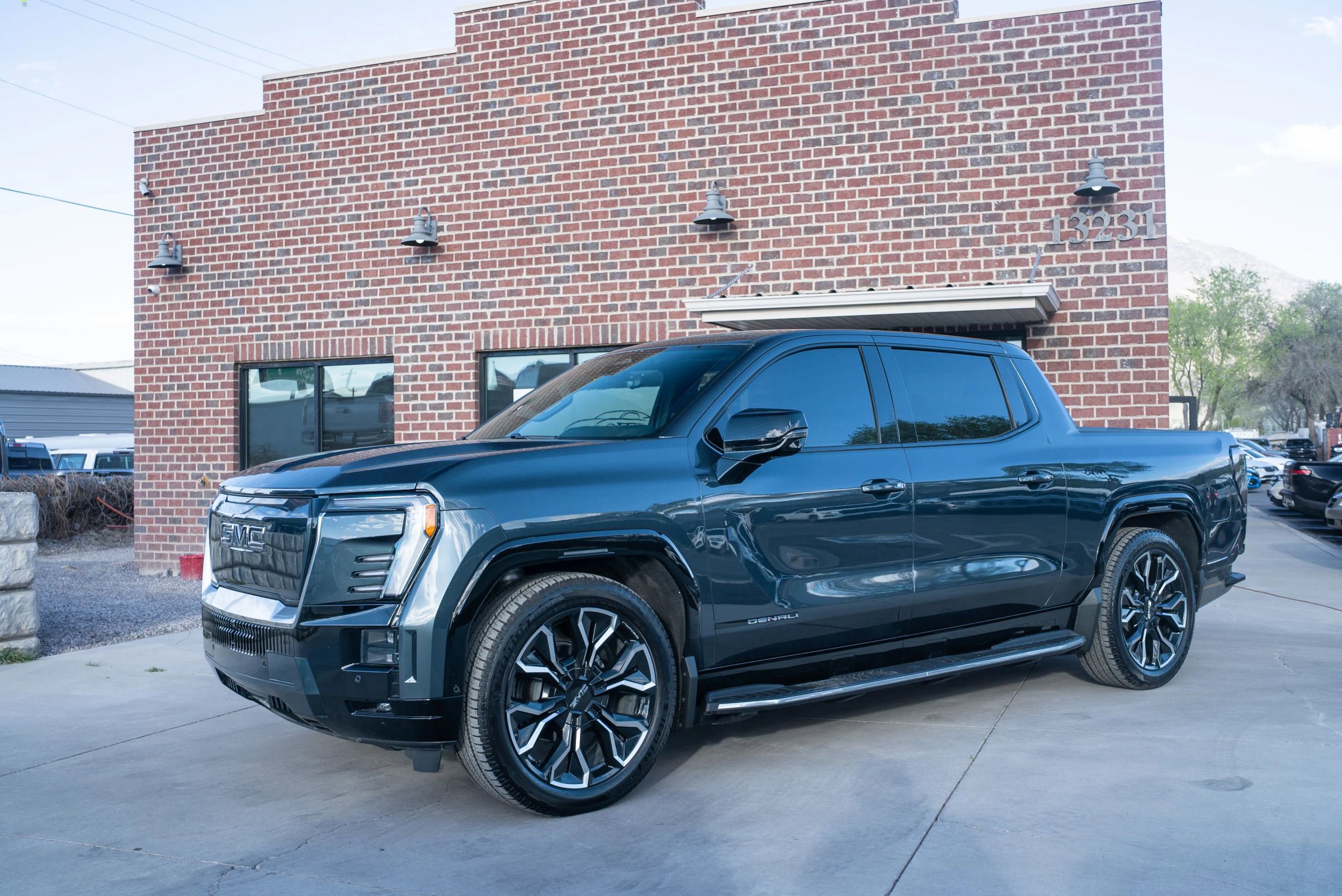 Used 2025 GMC Sierra EV Denali image 1