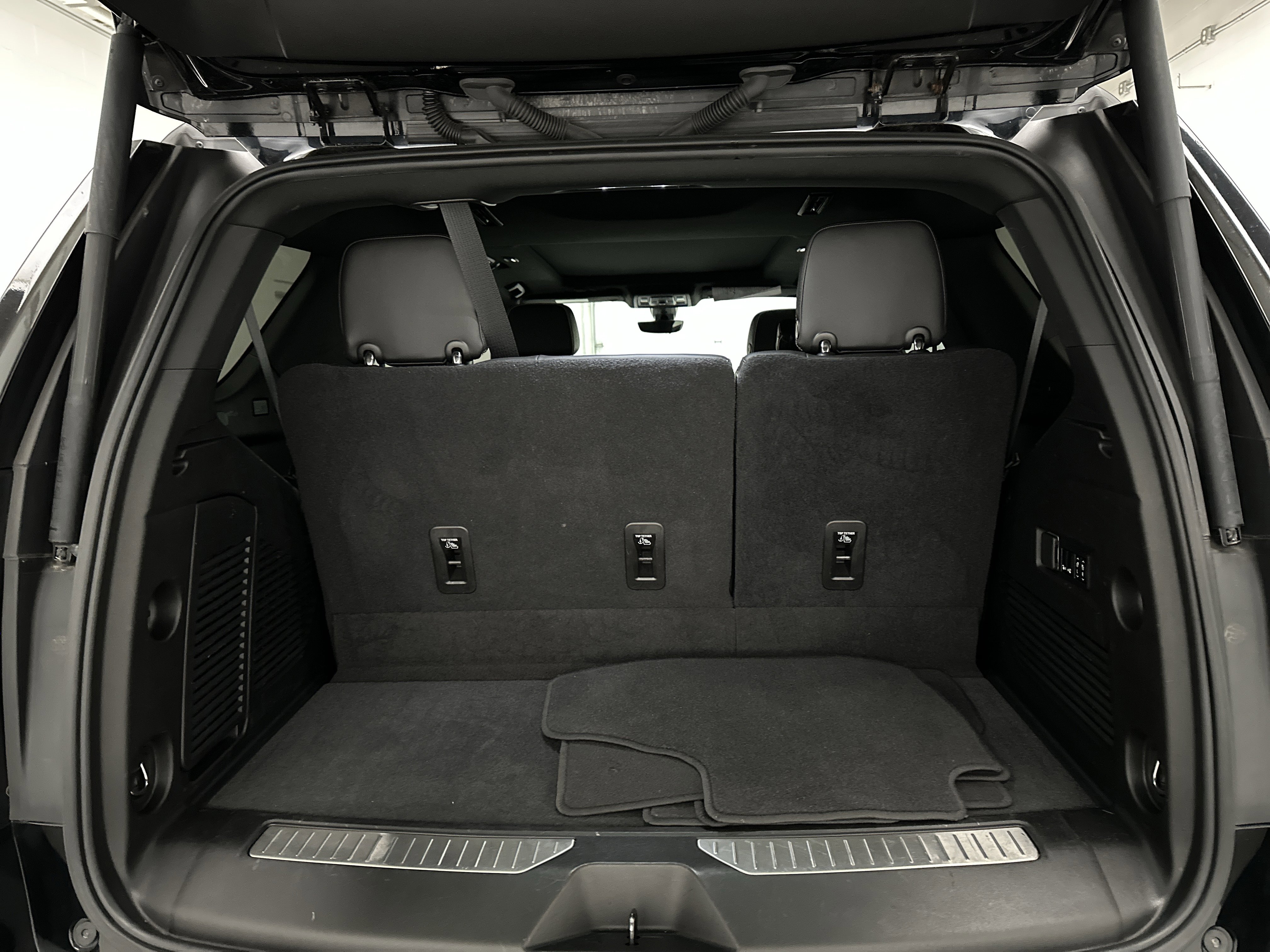 Used 2021 Chevrolet Tahoe Premier w/ Premium Package image 16