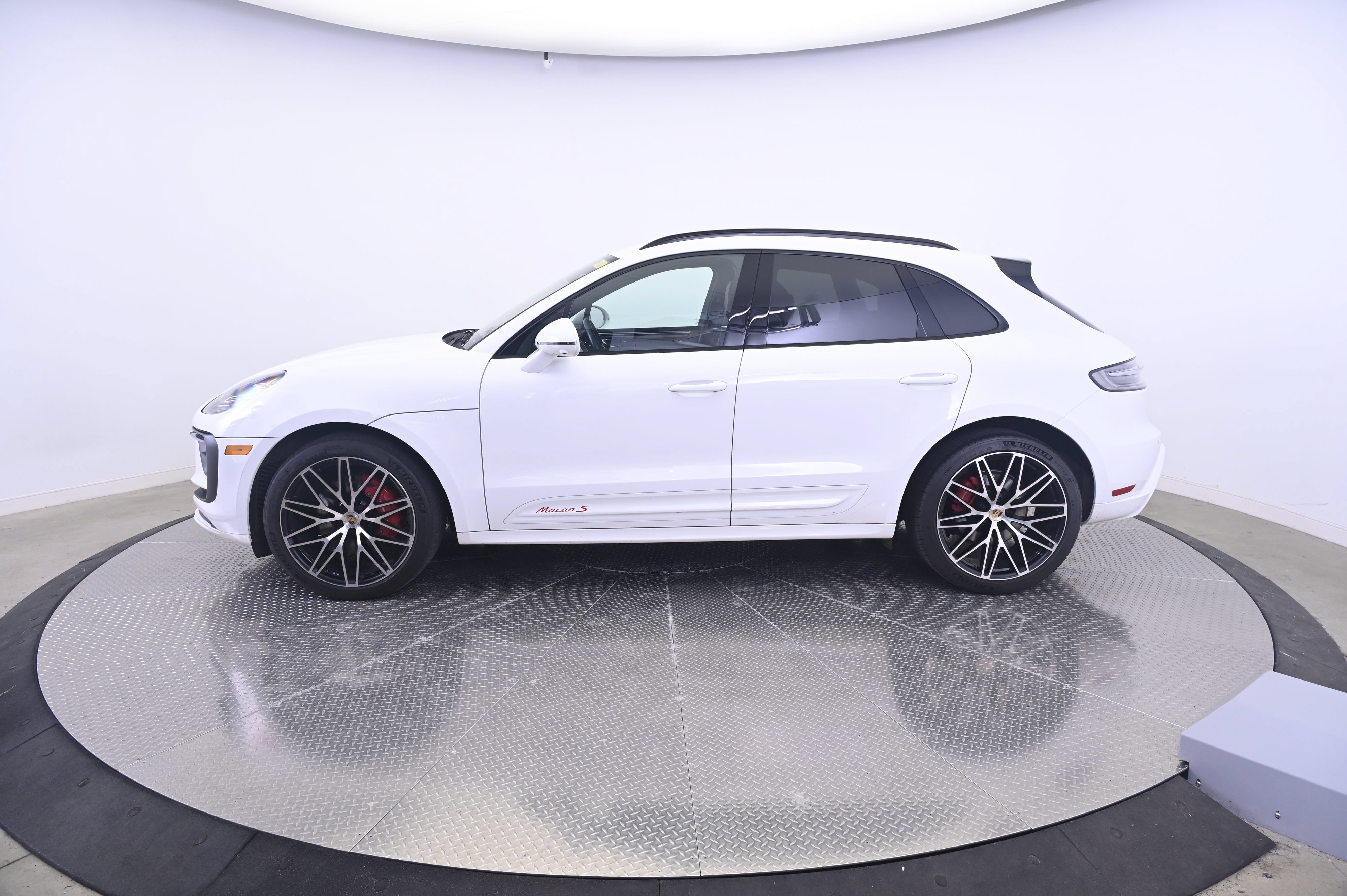 Certified 2024 Porsche Macan S AWD/4WD image 2