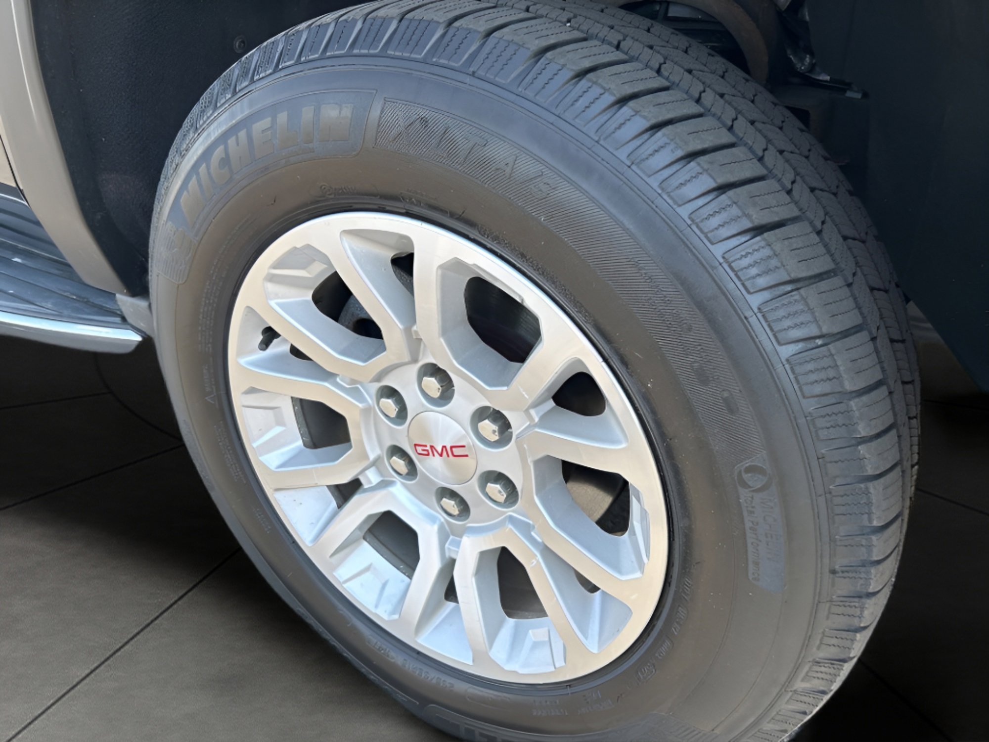 Used 2017 GMC Yukon SLT AWD/4WD image 9