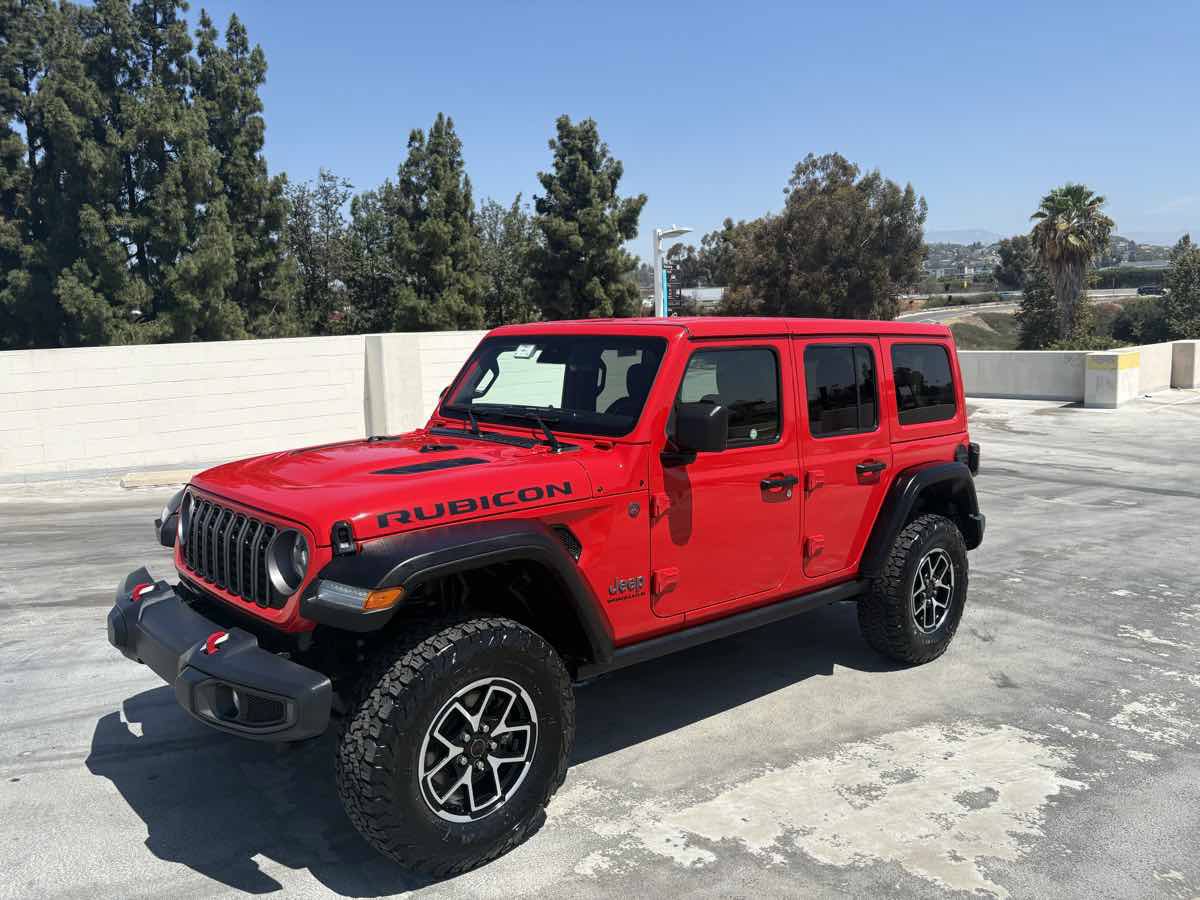 Used 2025 Jeep Wrangler Unlimited Rubicon w/ Convenience Group AWD/4WD image 2