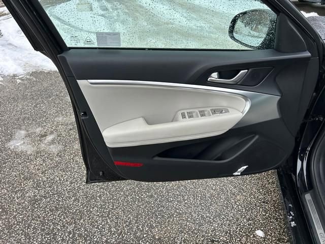 Used 2025 Genesis G70 2.5T image 10