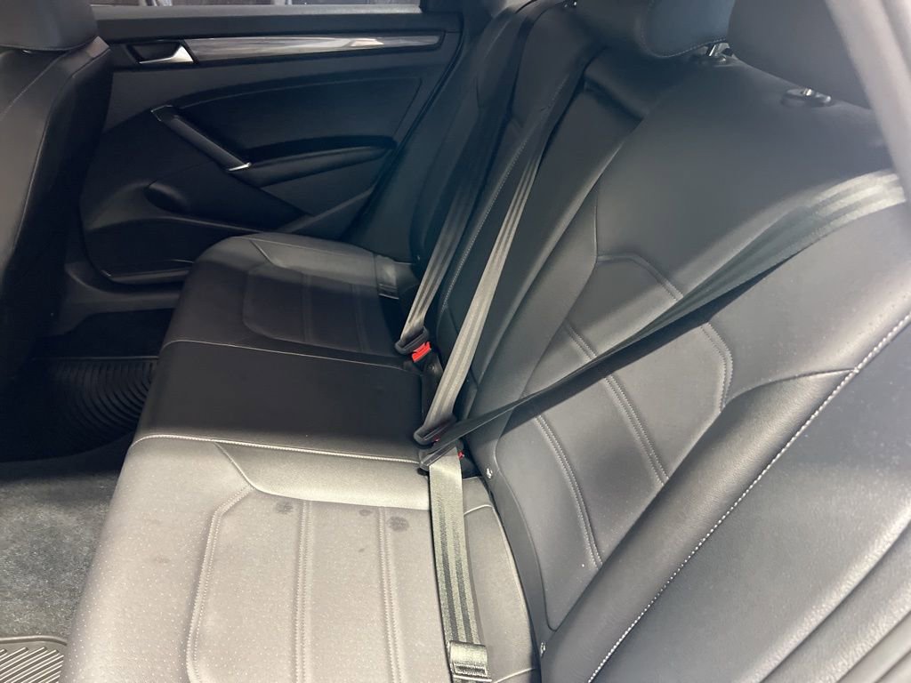 Used 2022 Volkswagen Passat 2.0T R-Line image 32