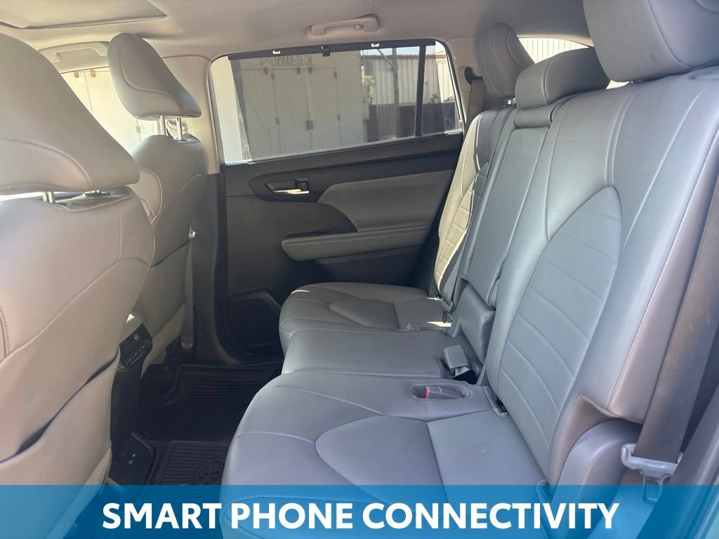 Used 2022 Toyota Highlander XLE AWD/4WD image 6