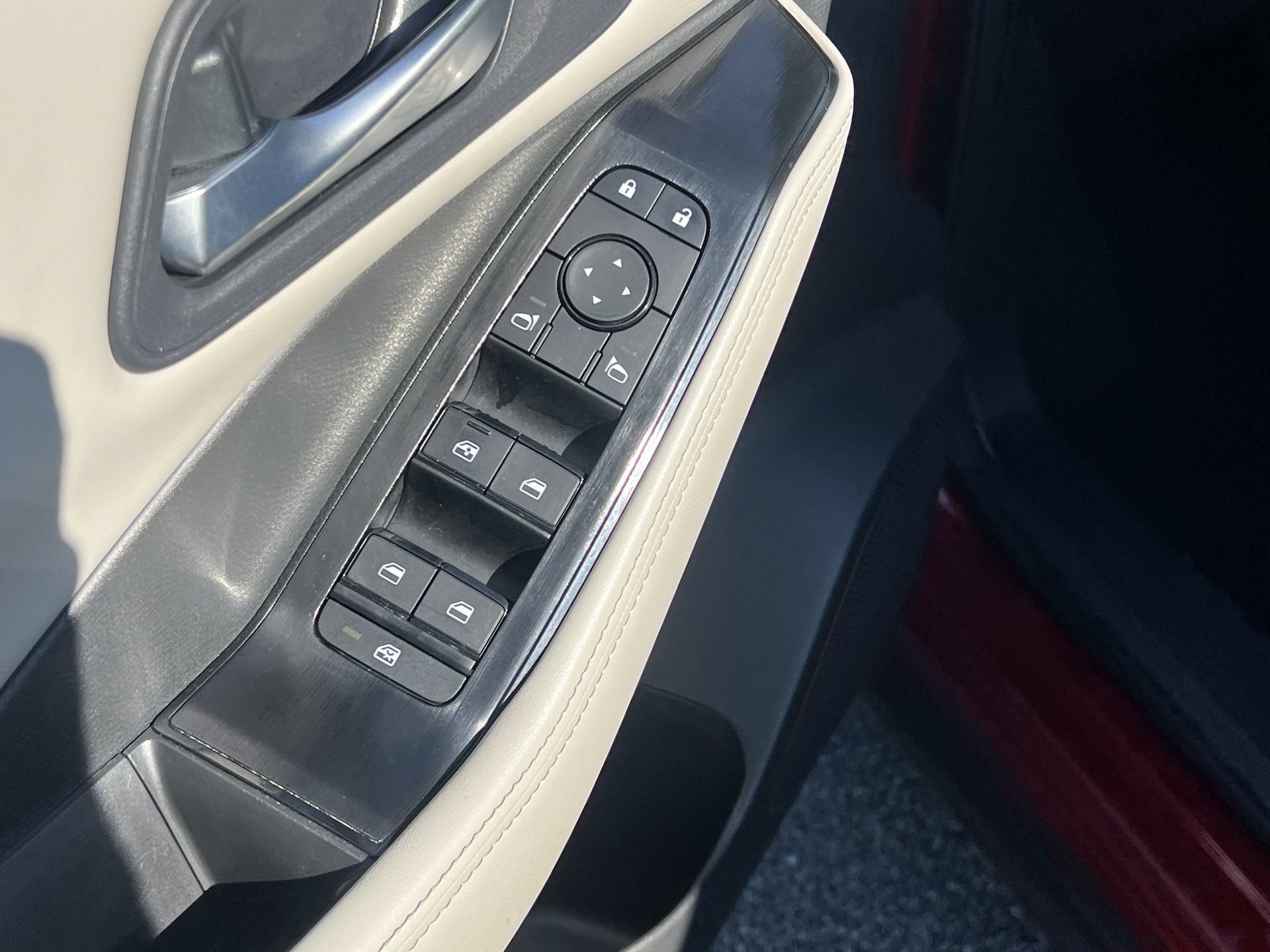 Used 2025 Nissan Rogue SV AWD/4WD image 14