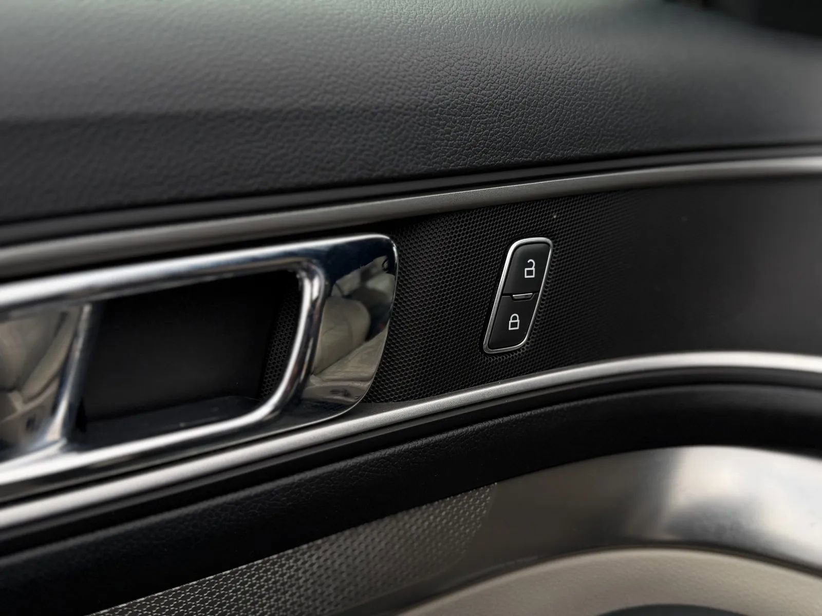 Used 2018 Ford Explorer XLT w/ Equipment Group 202A image 25