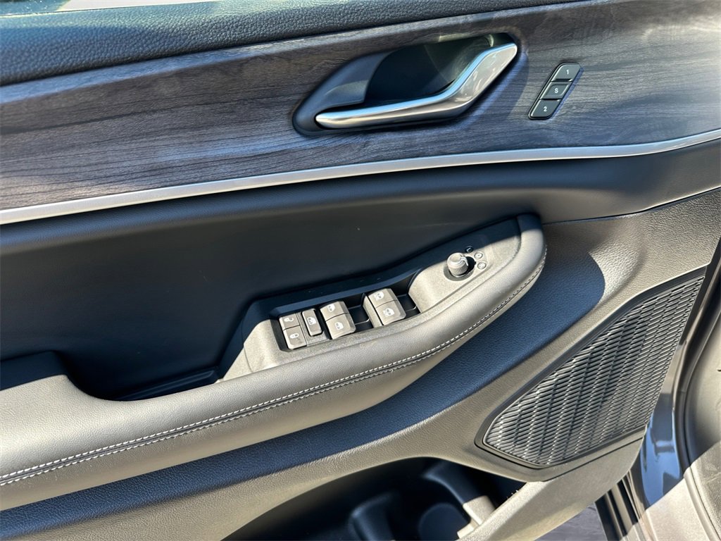 New 2025 Jeep Grand Cherokee L Limited image 23