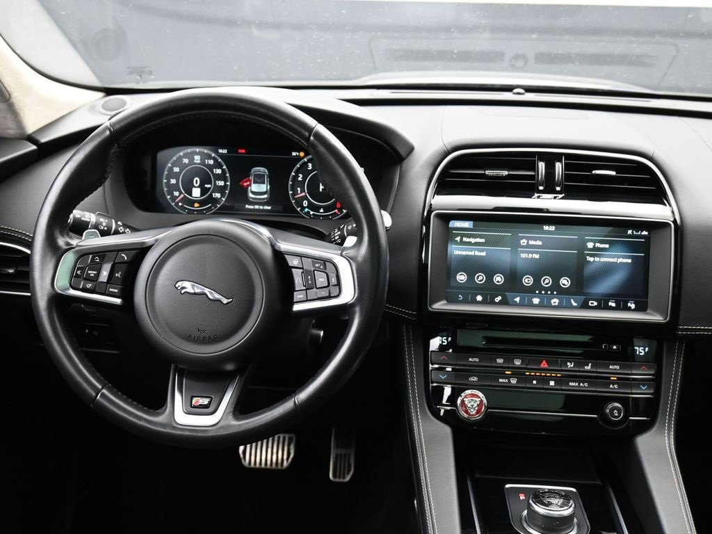 Used 2019 Jaguar F-PACE S image 11