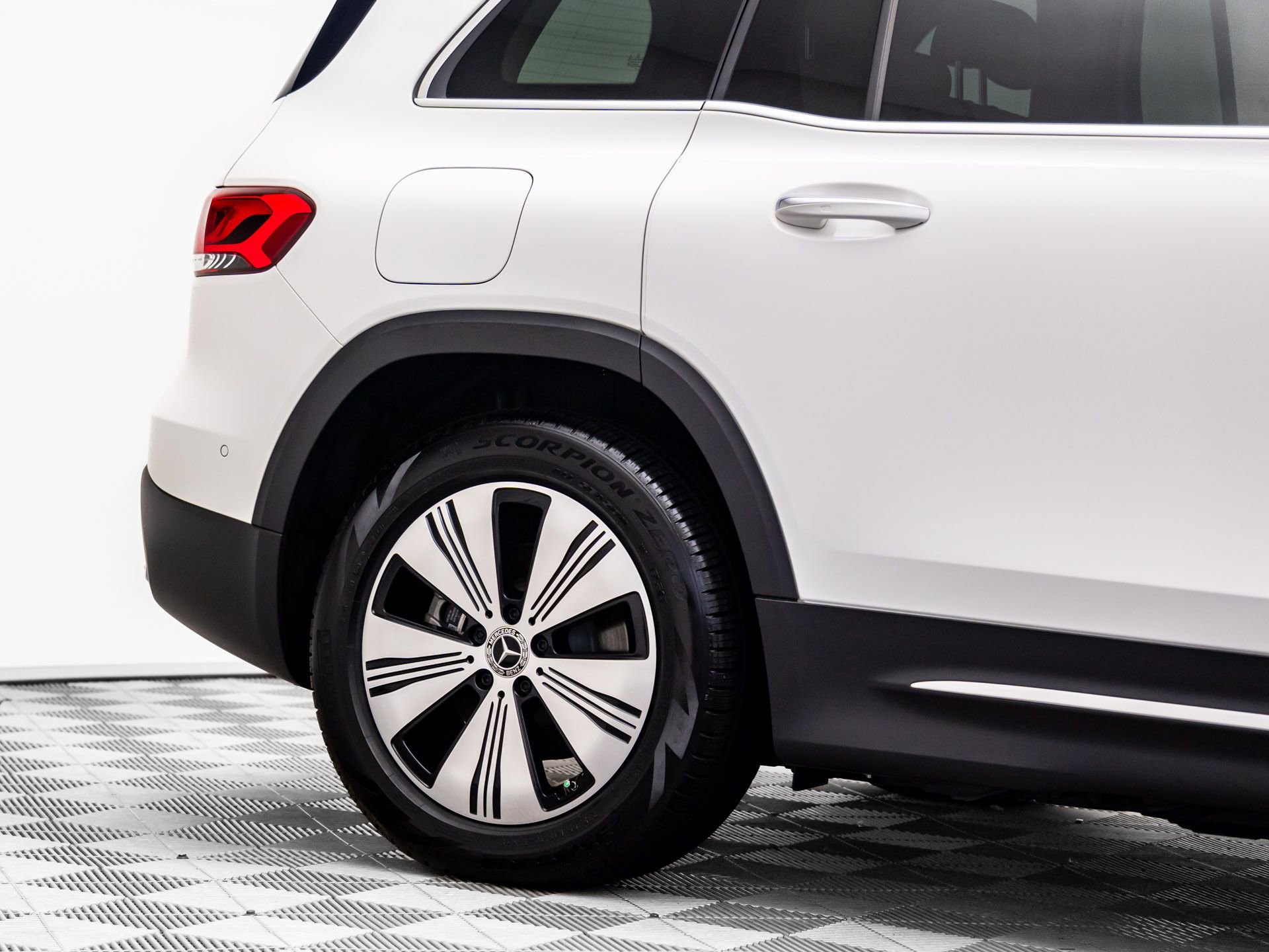 Used 2023 Mercedes-Benz EQB 300 4MATIC w/ Exclusive Package image 35