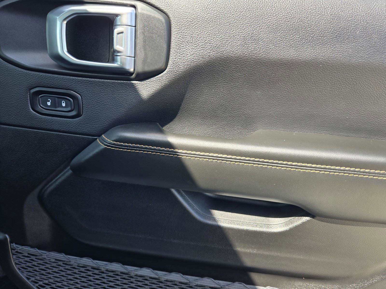 Certified 2025 Jeep Wrangler Sahara w/ Safety Group image 10