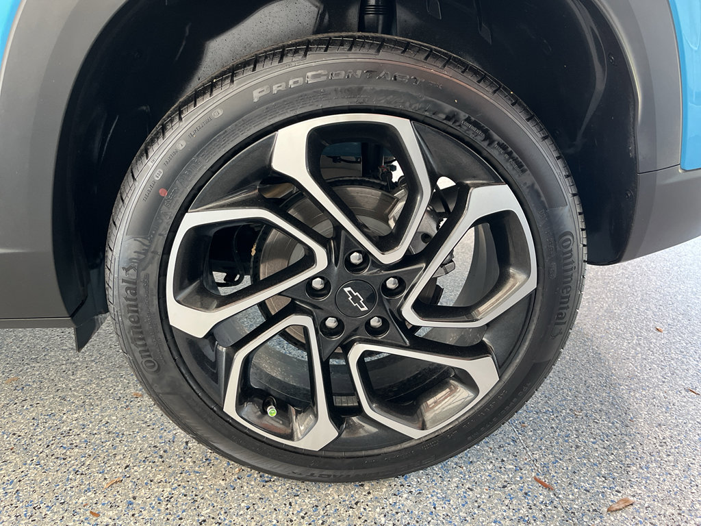 Used 2025 Chevrolet Trax RS w/ Sunroof Package FWD image 34