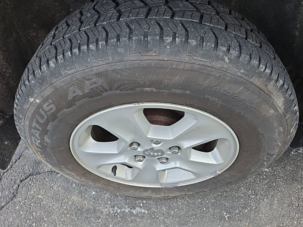 Used 2015 Jeep Grand Cherokee Laredo w/ Quick Order Package 23E image 9