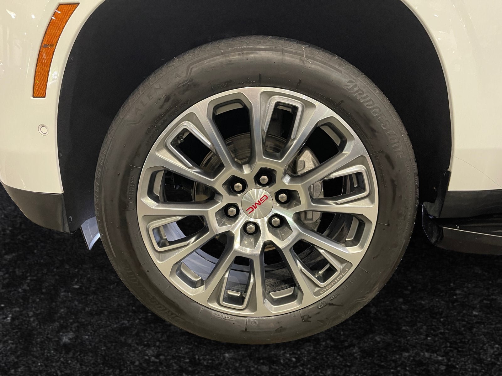 Used 2025 GMC Yukon XL Denali AWD/4WD image 15