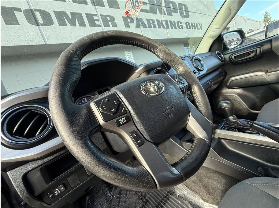Used 2017 Toyota Tacoma SR5 w/ Tow Package RWD image 9