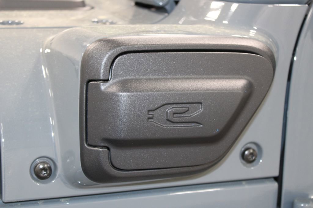 Used 2025 Jeep Wrangler Unlimited Sahara w/ Safety Group image 16