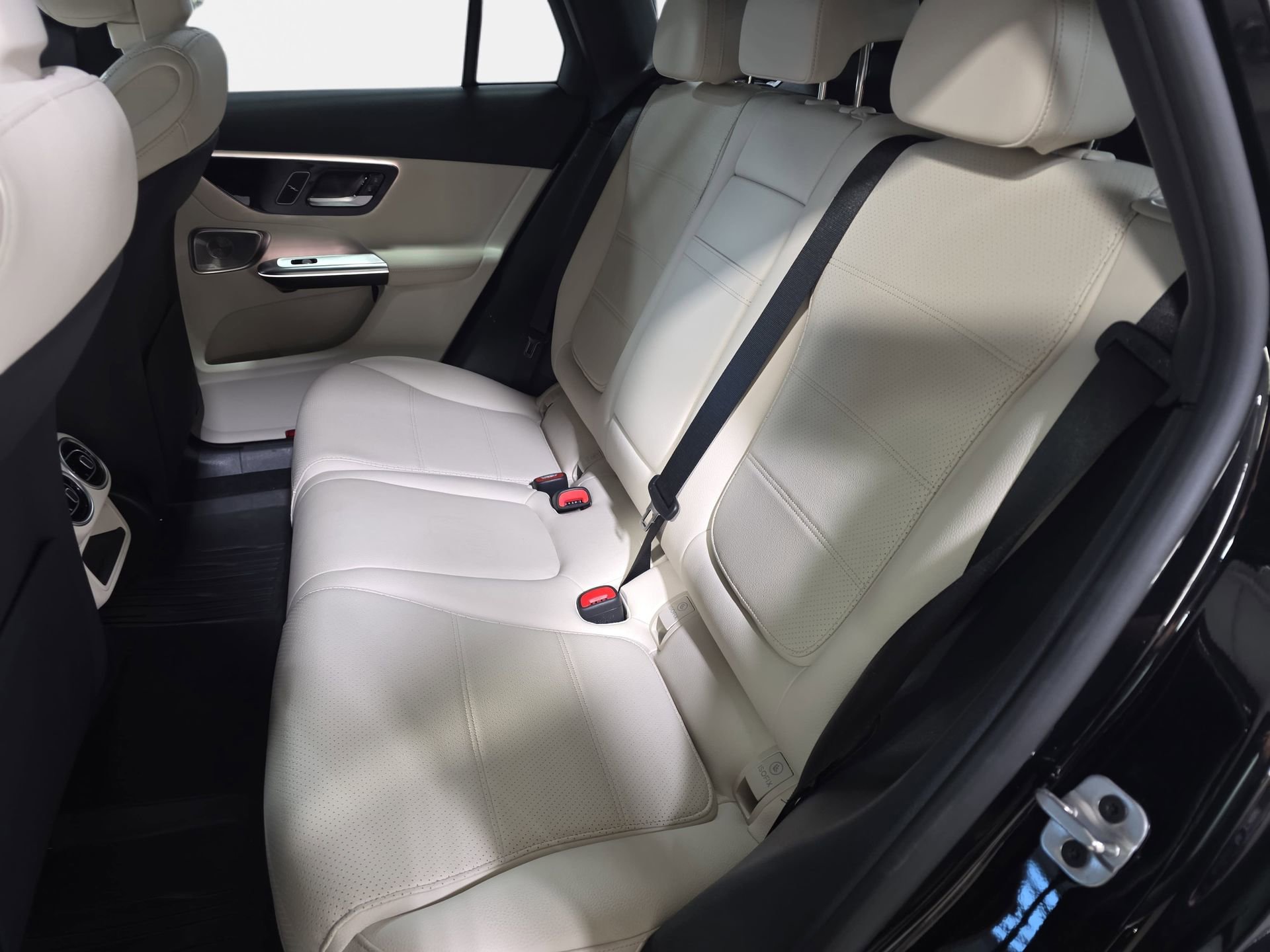 Used 2025 Mercedes-Benz GLC 300 4MATIC image 14