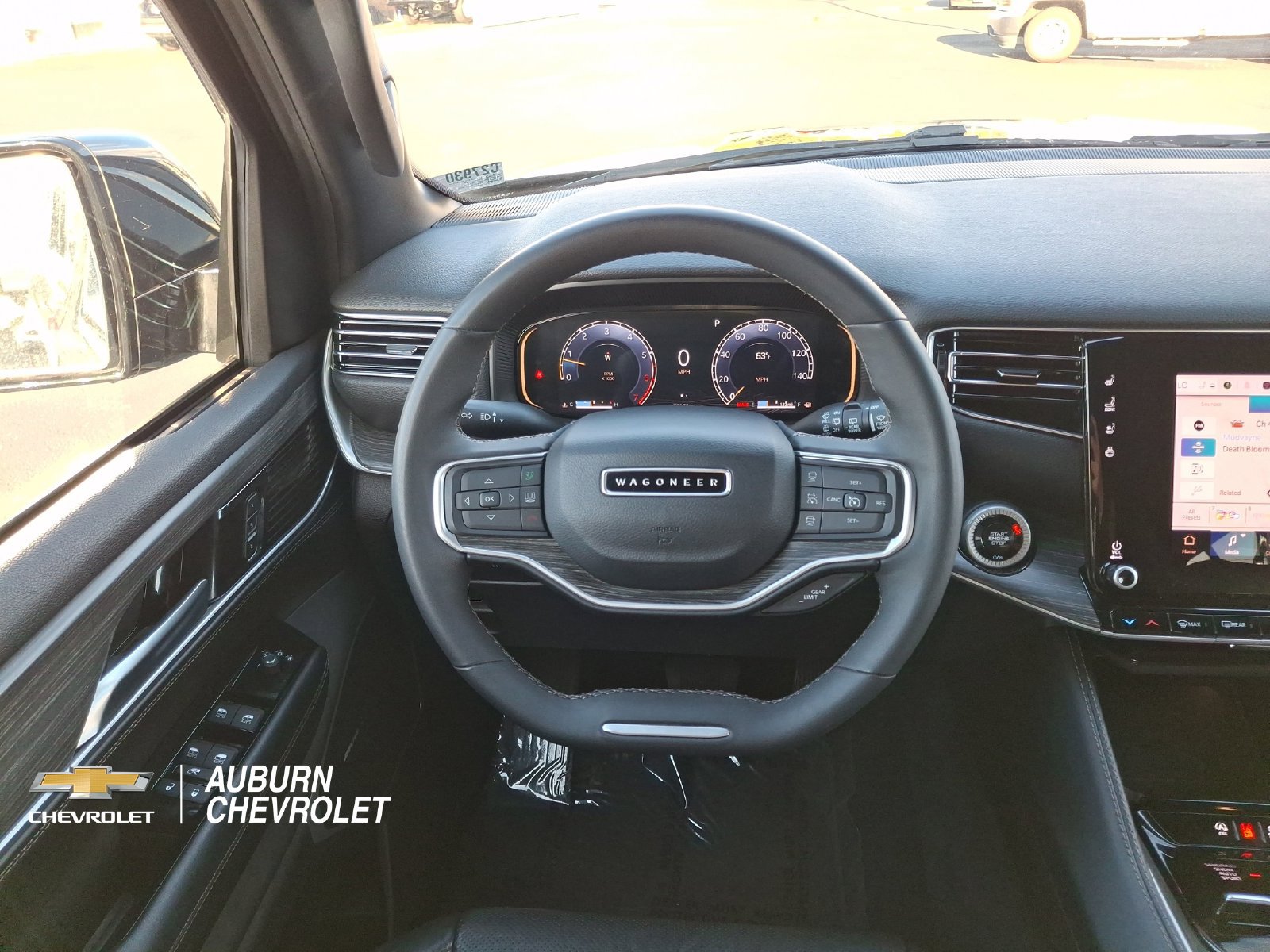 Used 2024 Jeep Wagoneer L Series II AWD/4WD image 10