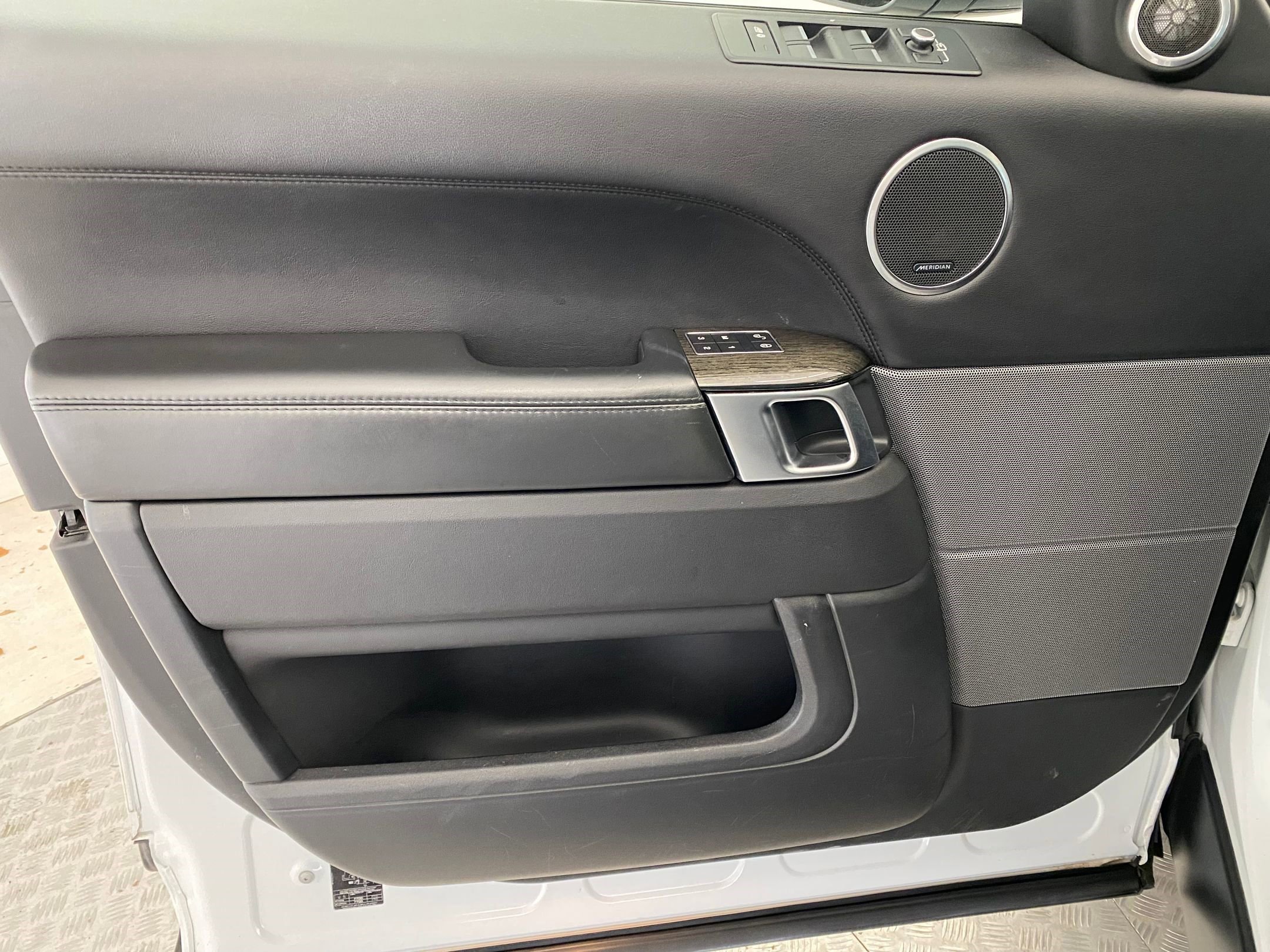 Used 2017 Land Rover Range Rover Sport HSE image 23