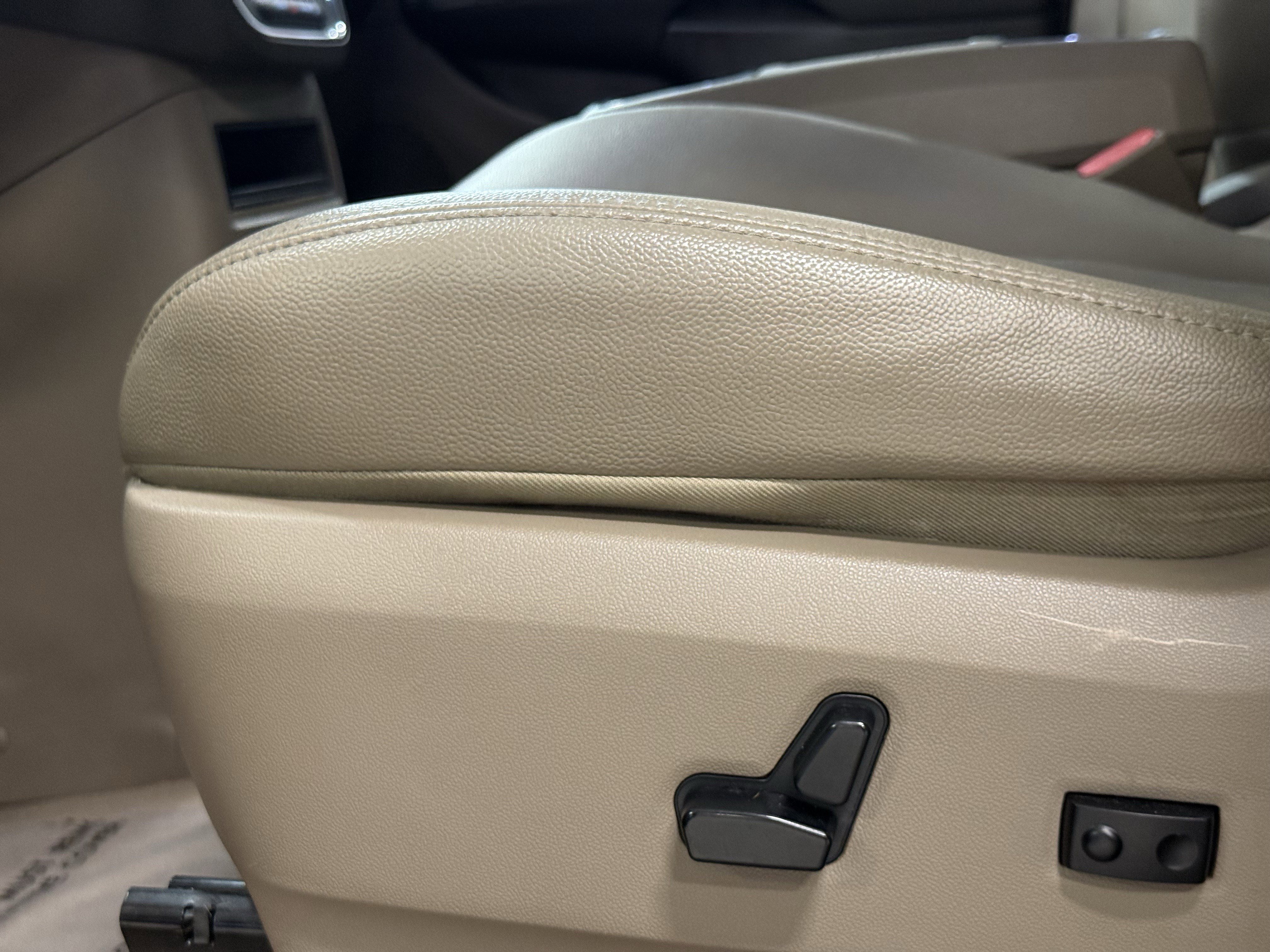 Used 2014 Chrysler Town & Country Touring-L image 22