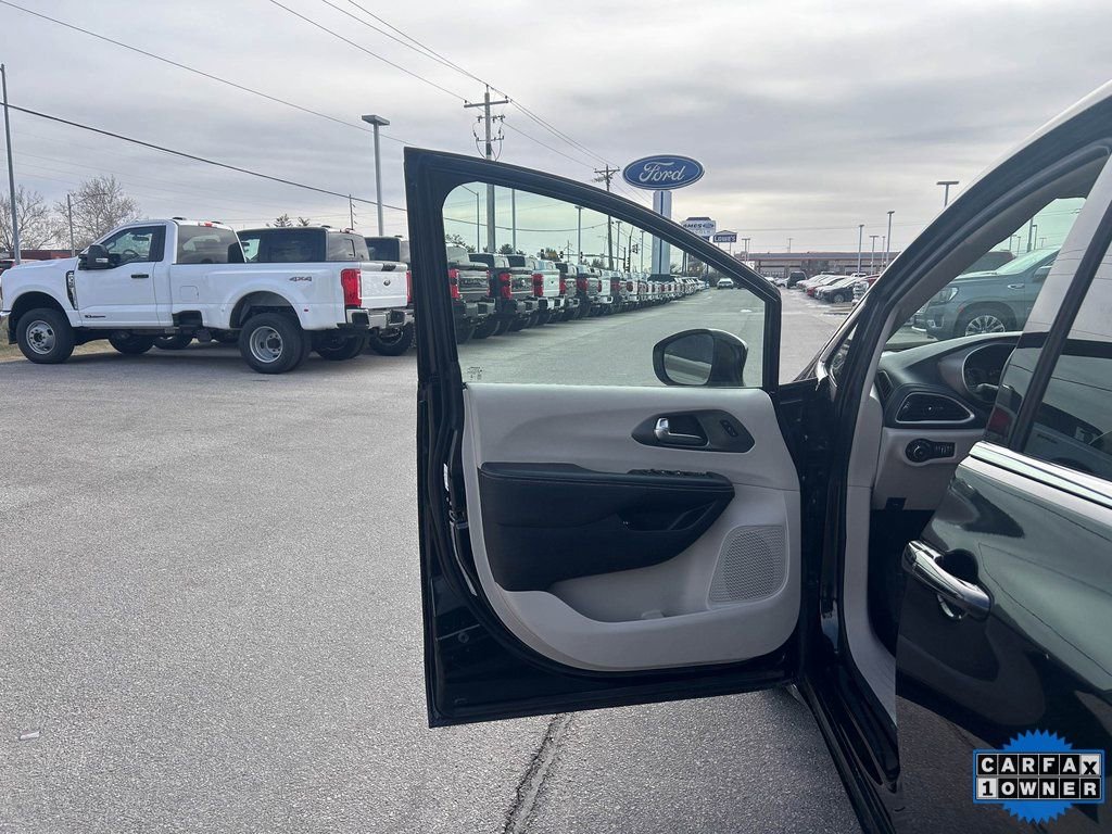 Used 2024 Chrysler Pacifica Select image 11