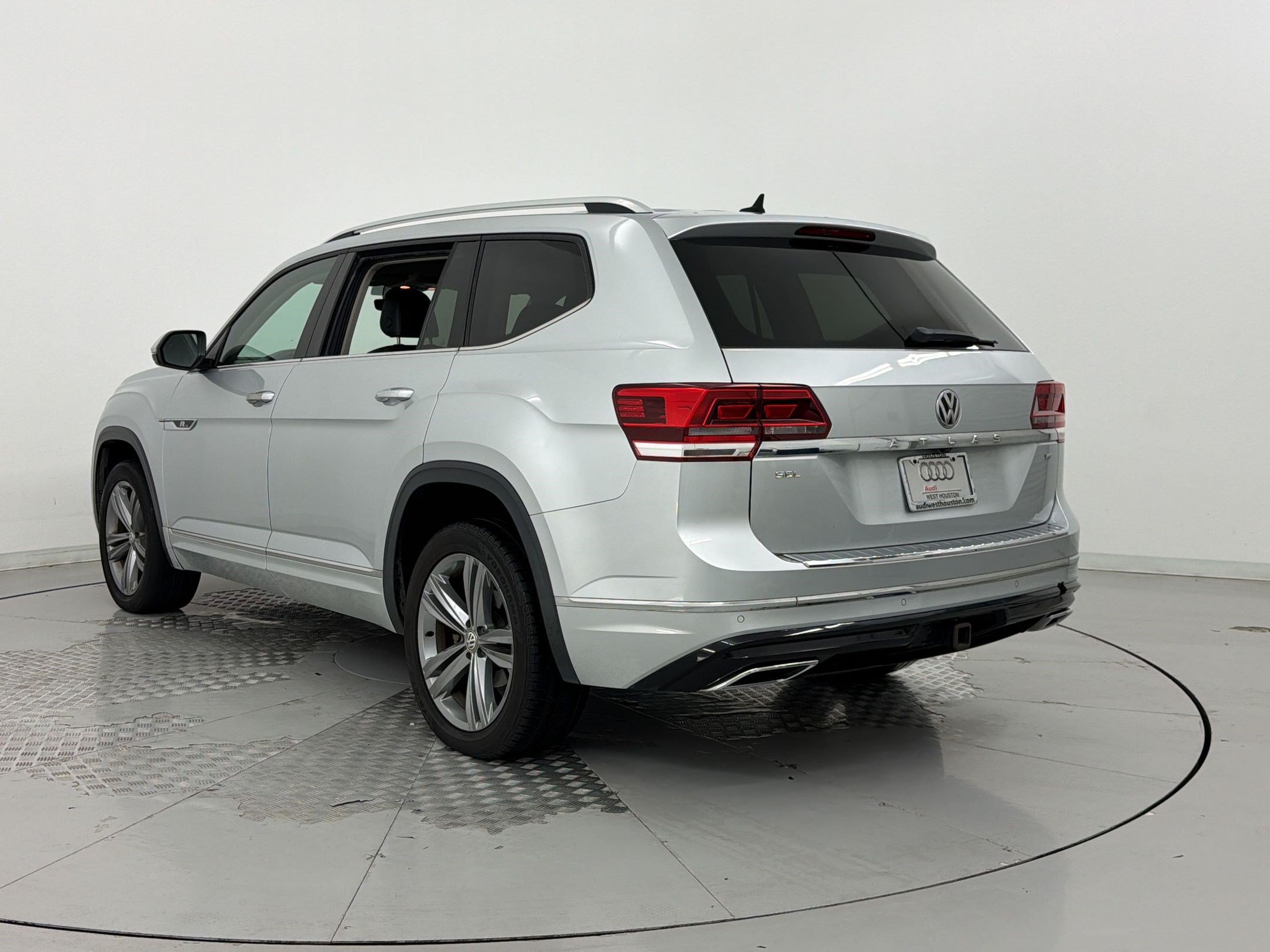 Used 2018 Volkswagen Atlas SEL w/ R-Line Package FWD image 3