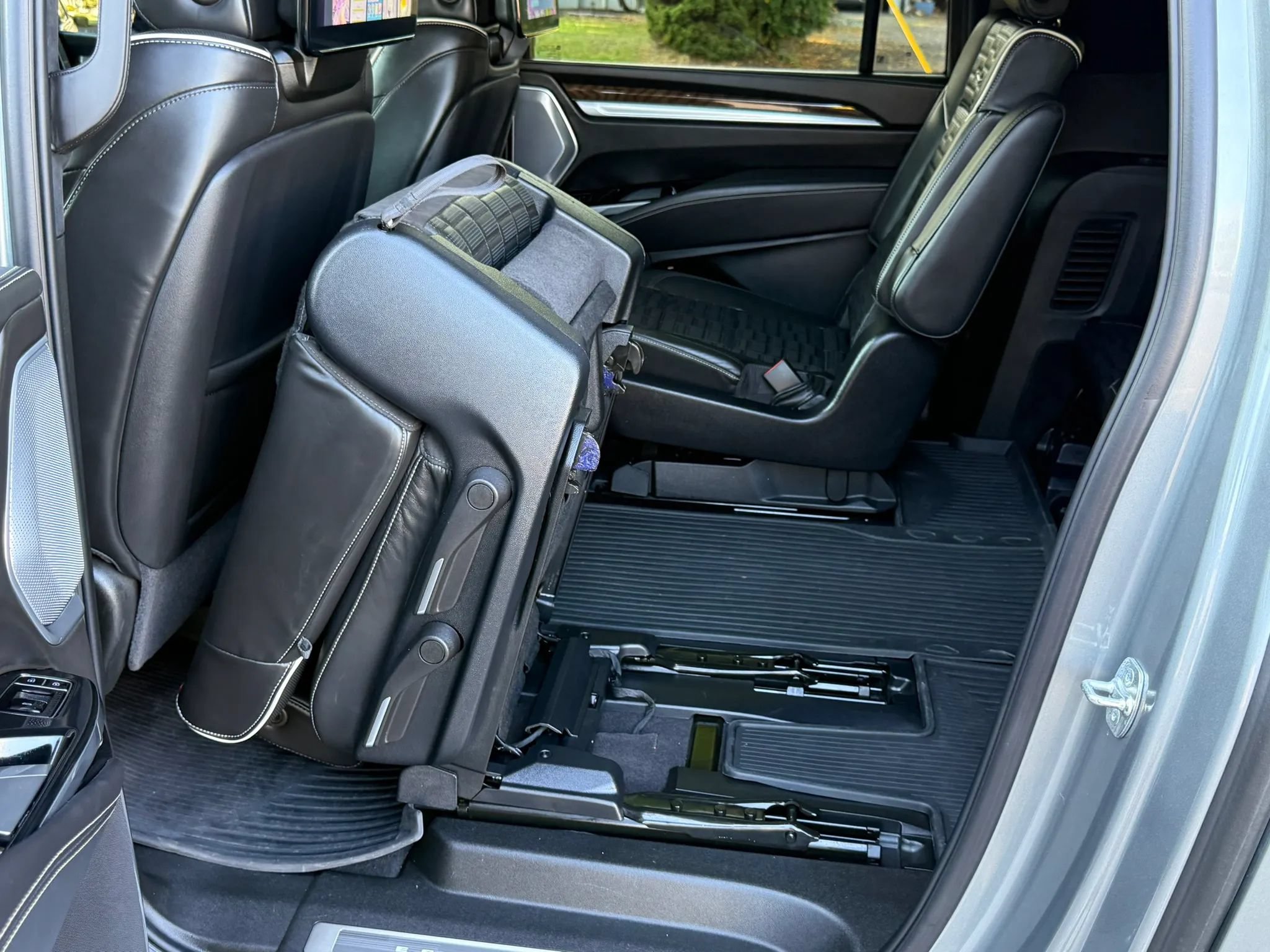 Used 2026 Cadillac Escalade ESV Platinum Sport w/ LPO, ONYX Package AWD/4WD image 34