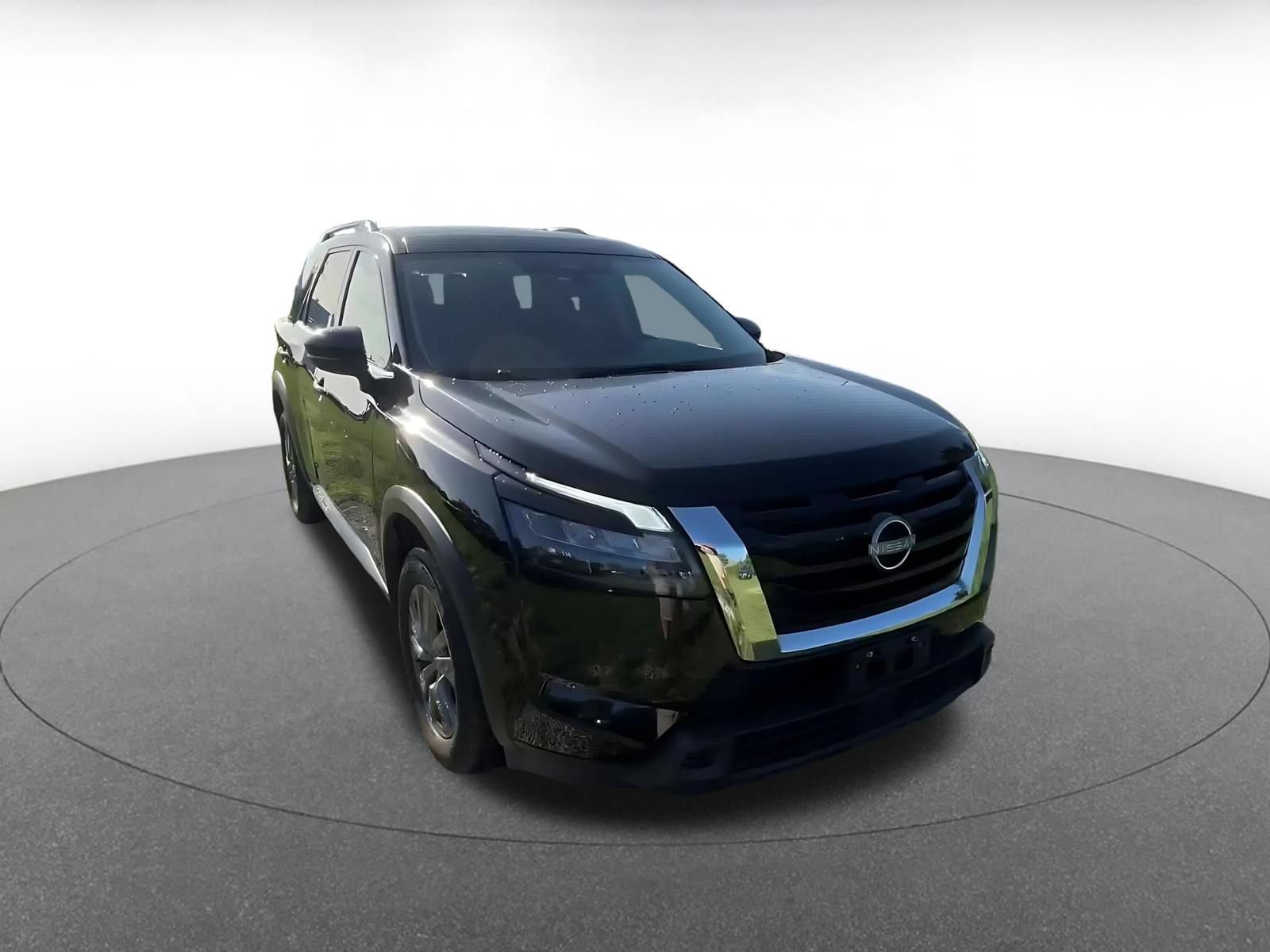 Used 2025 Nissan Pathfinder SV FWD image 3