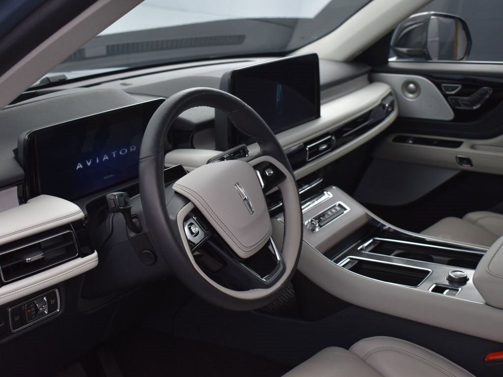 Certified 2025 Lincoln Aviator Reserve w/ Equipment Group 201A image 8