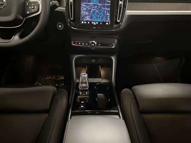 Used 2025 Volvo XC40 B5 Plus image 19