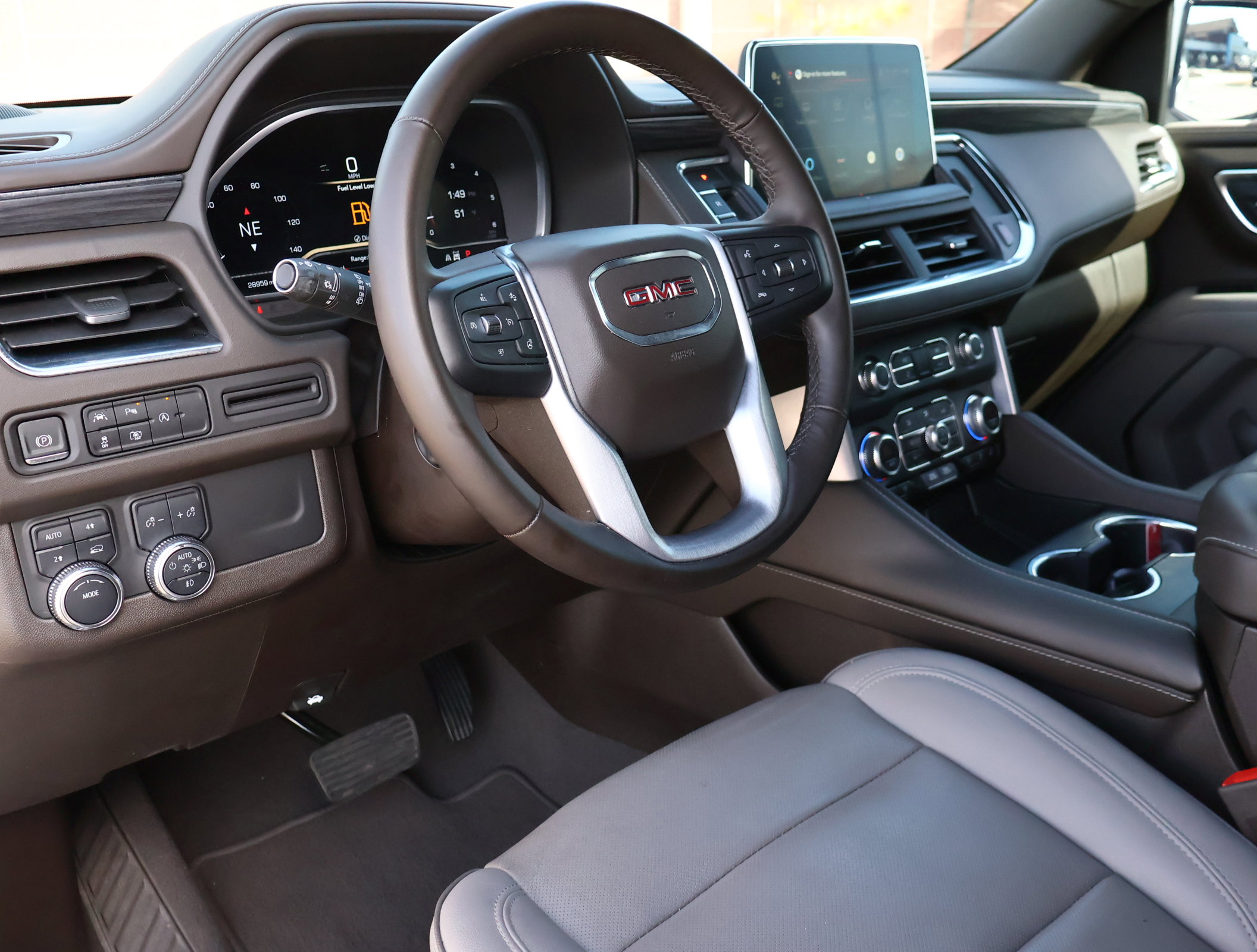 Used 2023 GMC Yukon SLT w/ SLT Premium Package image 2