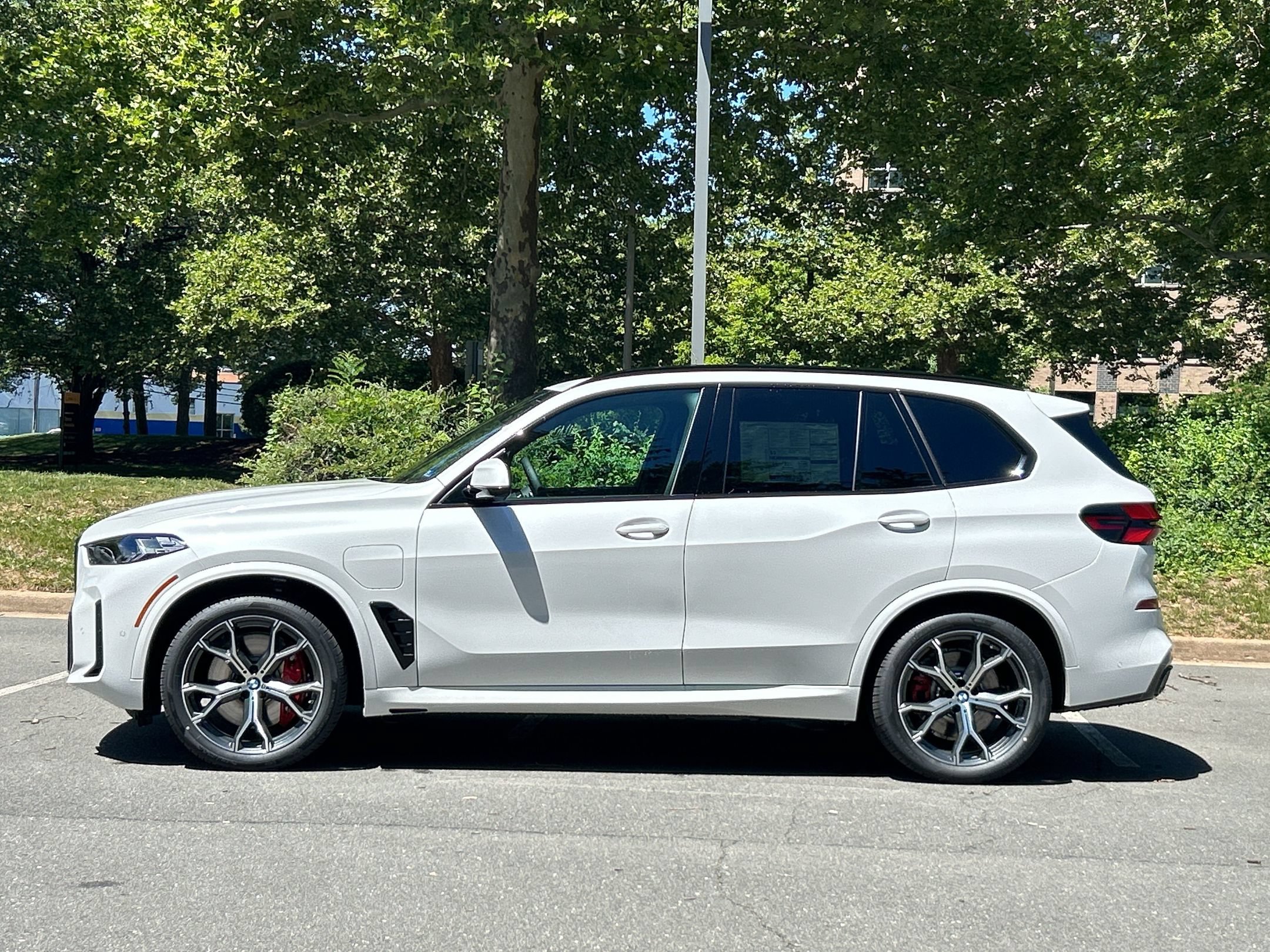 New 2026 BMW X5 xDrive50e w/ M Sport Package AWD/4WD image 2