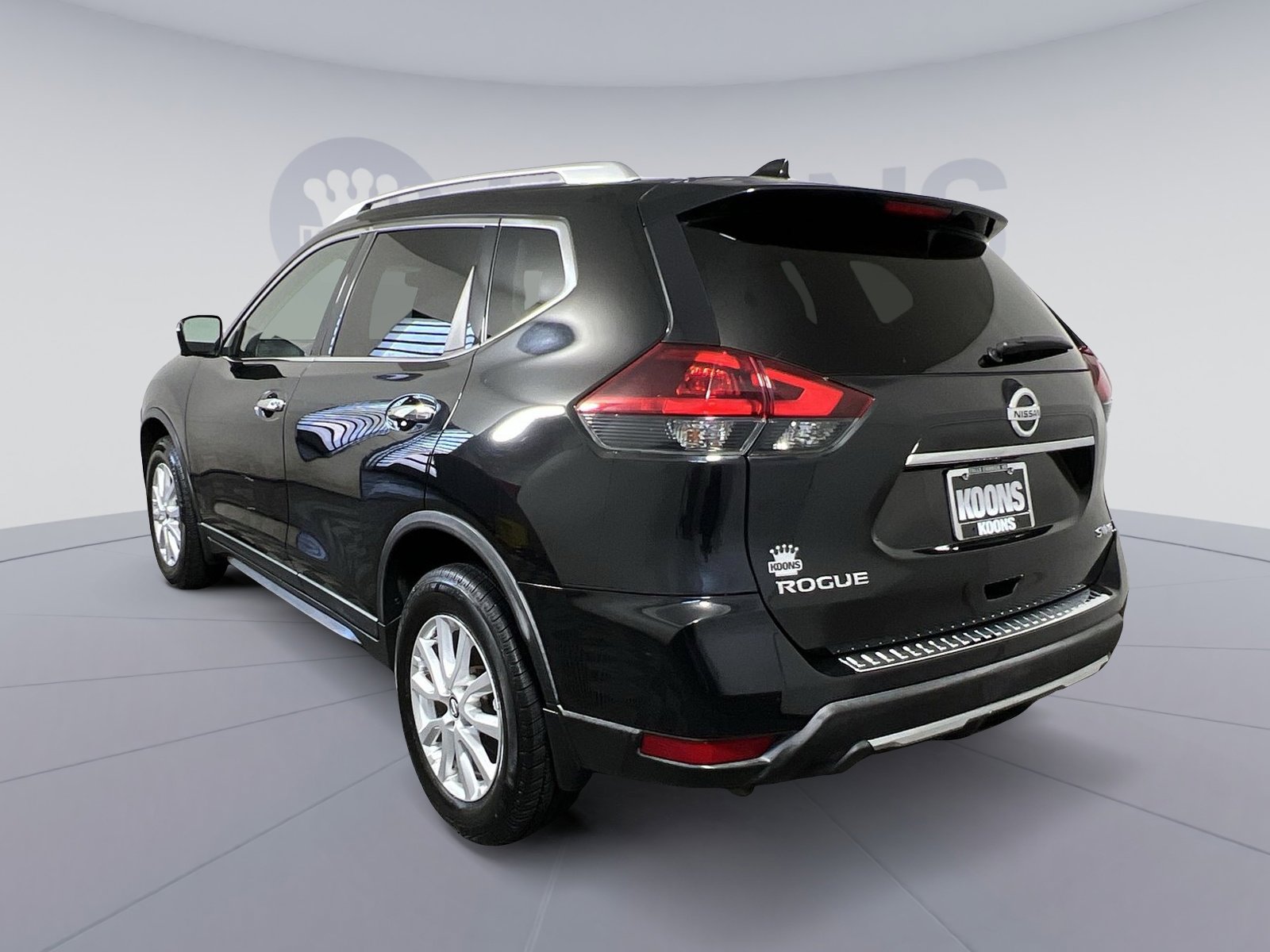 Used 2018 Nissan Rogue SV w/ Premium Package image 4