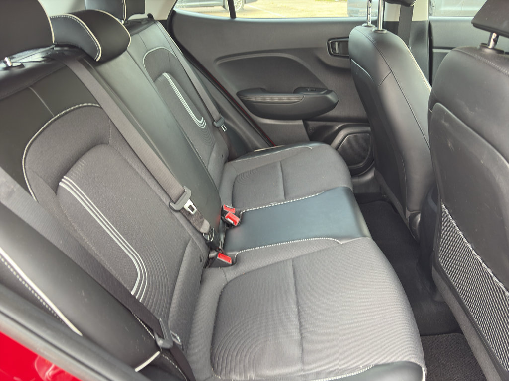 Used 2022 Hyundai Venue Limited FWD image 10