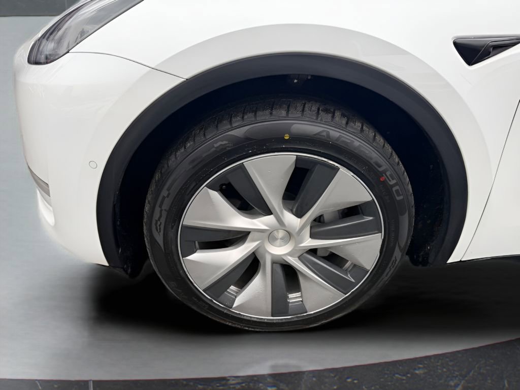 Used 2022 Tesla Model Y Long Range image 9