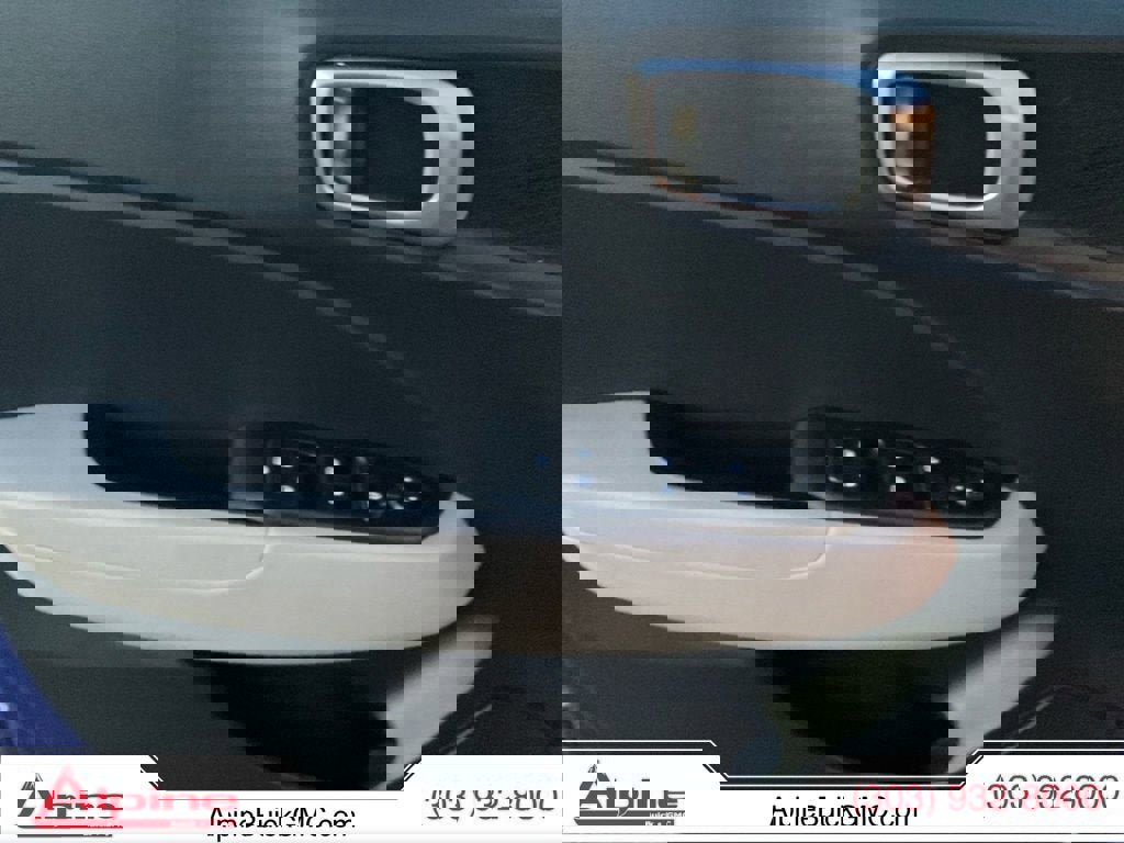 Used 2025 Hyundai Venue SEL image 19