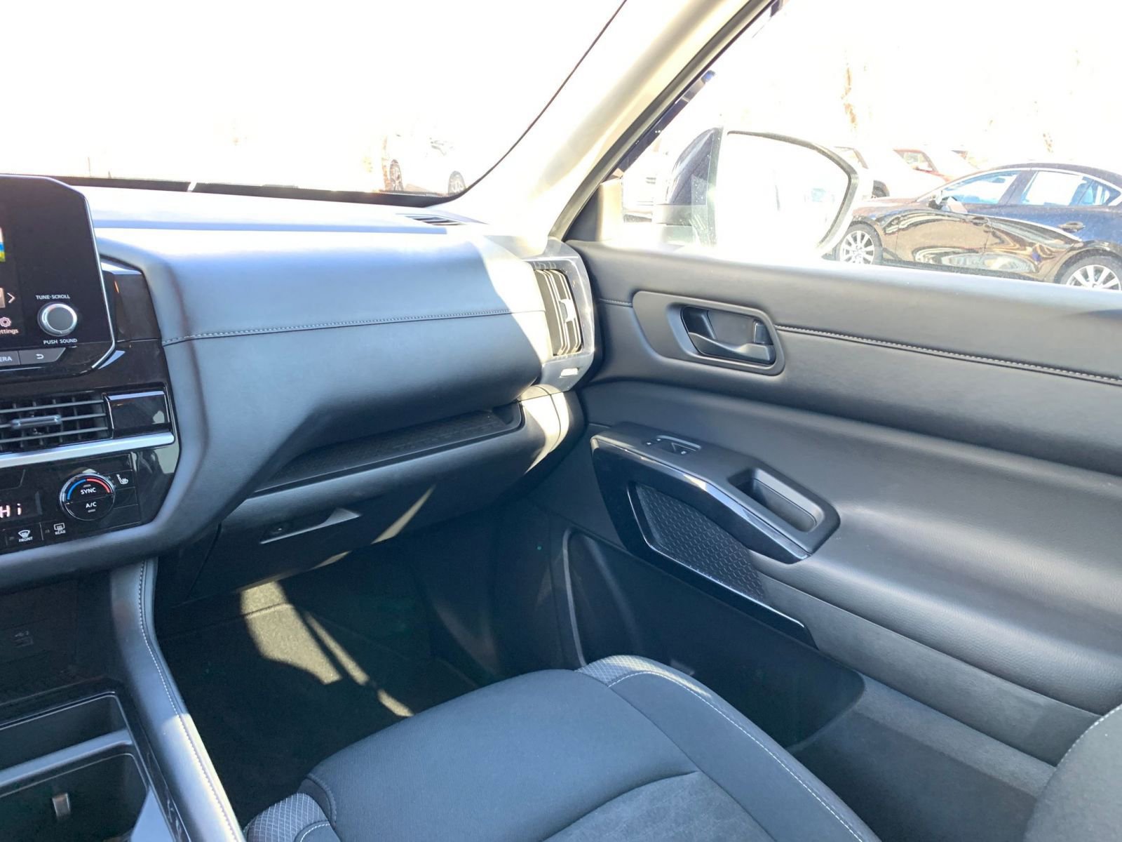 Used 2025 Nissan Pathfinder SV image 38