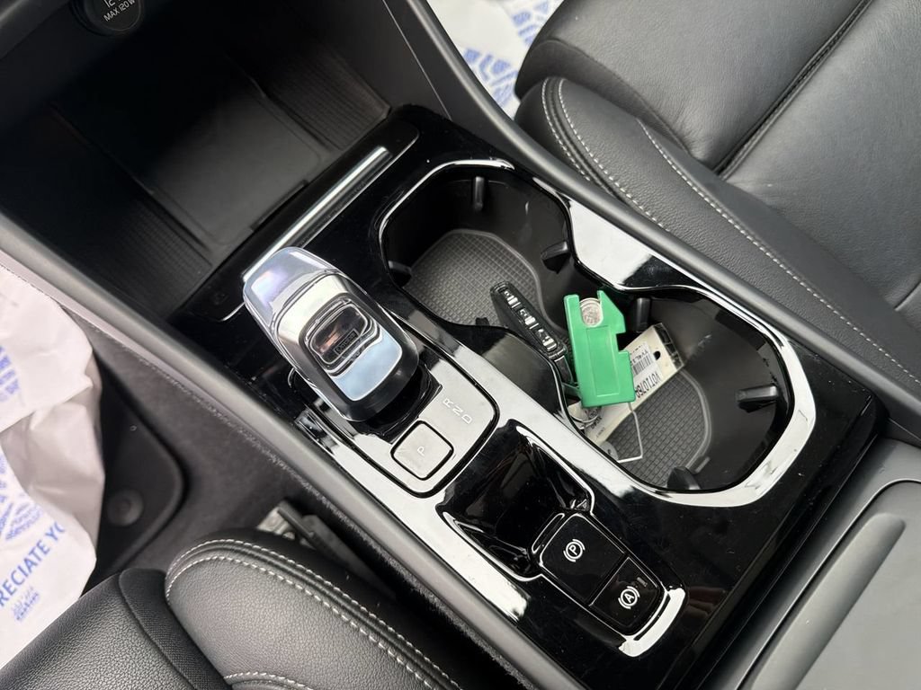 Certified 2024 Volvo XC40 B5 Plus w/ Climate Package AWD/4WD image 22