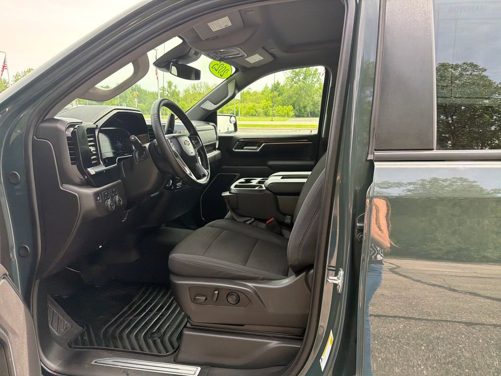 Used 2025 Chevrolet Silverado 1500 LT AWD/4WD image 10