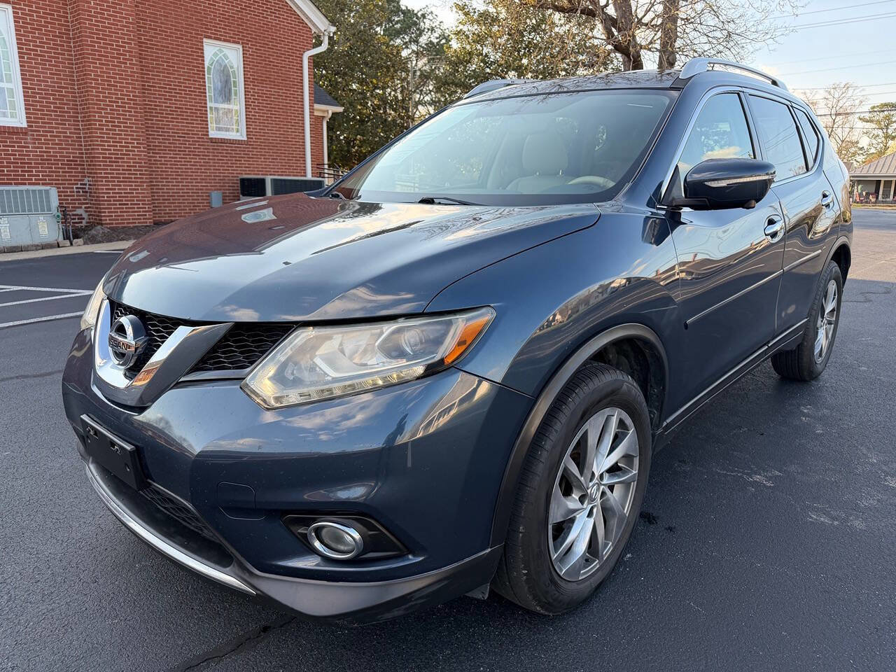 Used 2015 Nissan Rogue SL w/ SL Premium Package image 2