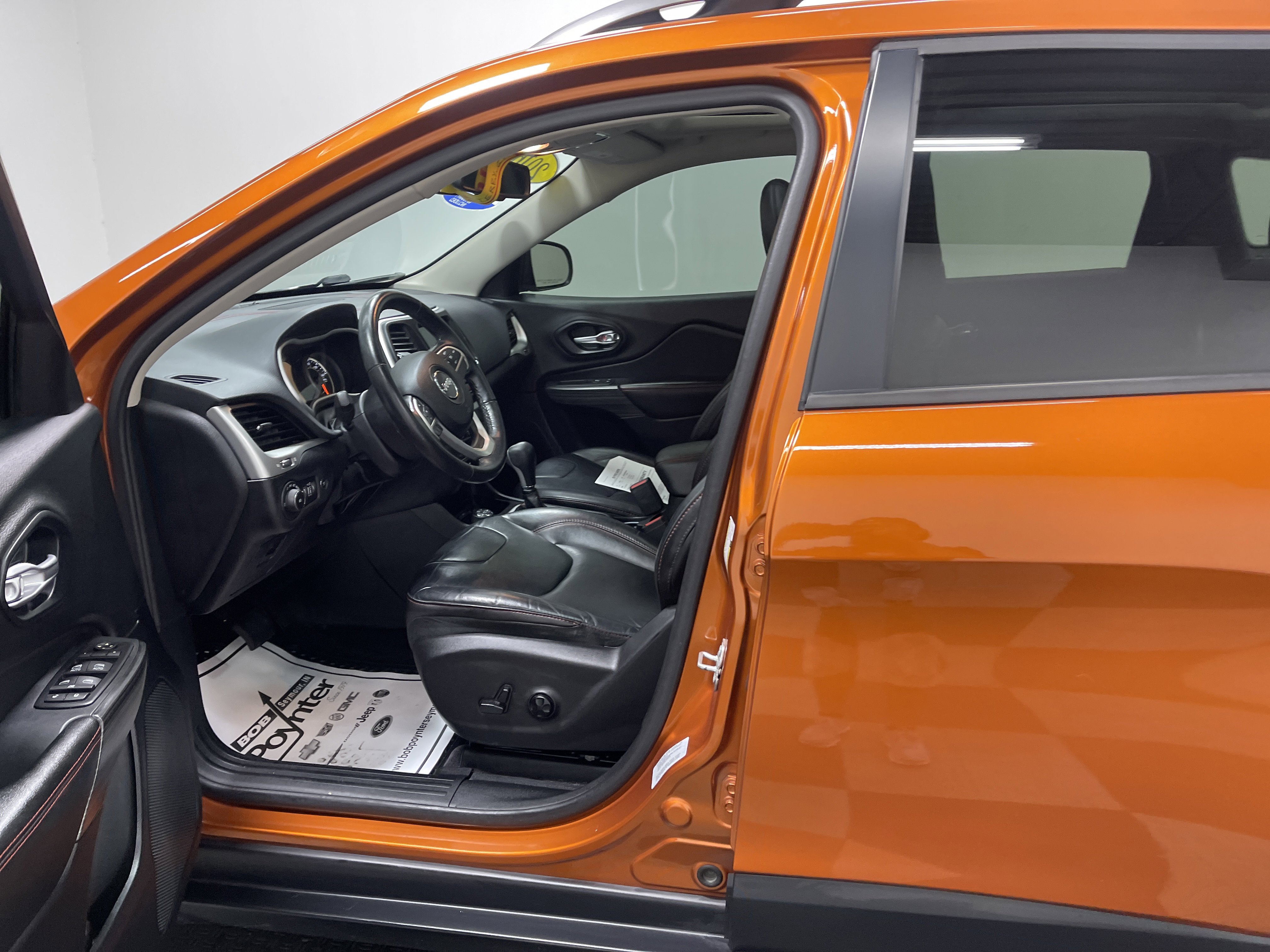 Used 2016 Jeep Cherokee Trailhawk w/ Comfort/Convenience Group AWD/4WD image 9
