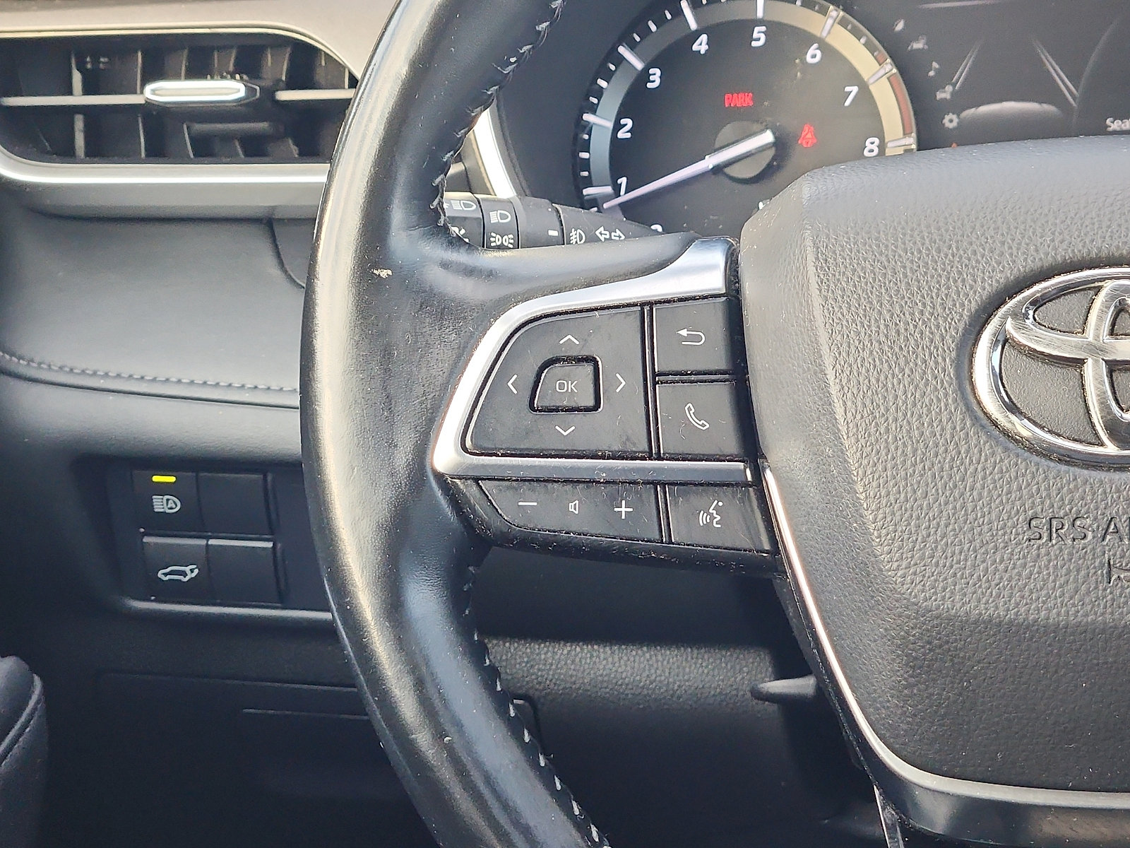 Used 2021 Toyota Highlander XLE AWD/4WD image 14