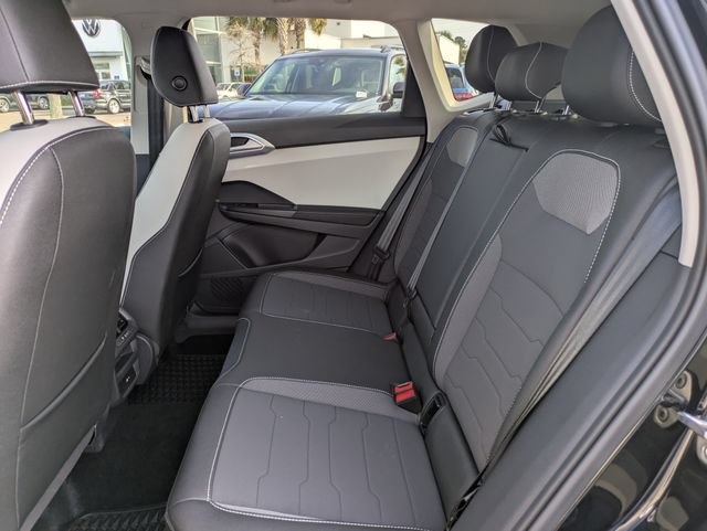 Certified 2025 Volkswagen Taos SE FWD image 14