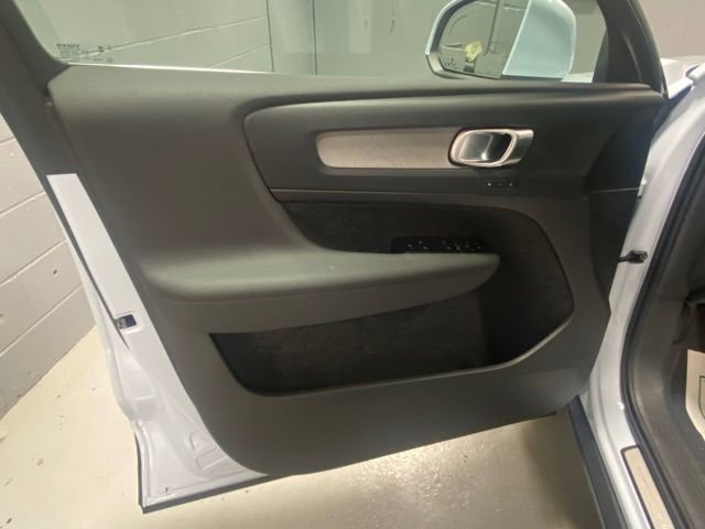 Certified 2025 Volvo XC40 B5 Core AWD/4WD image 7