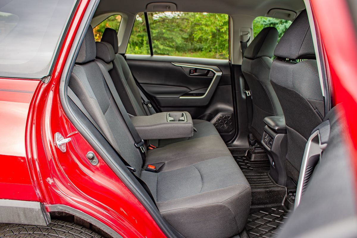 Used 2022 Toyota RAV4 LE AWD/4WD image 17