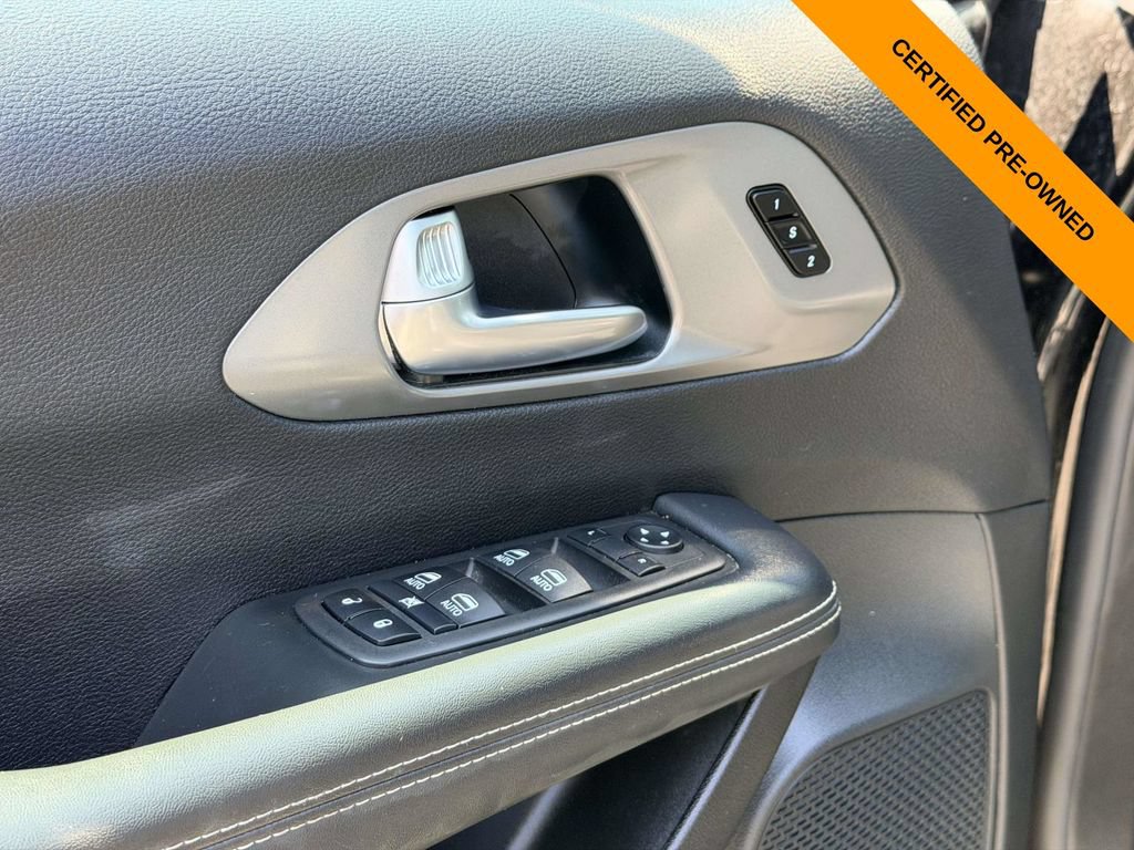 Certified 2025 Chrysler Pacifica Select FWD image 13
