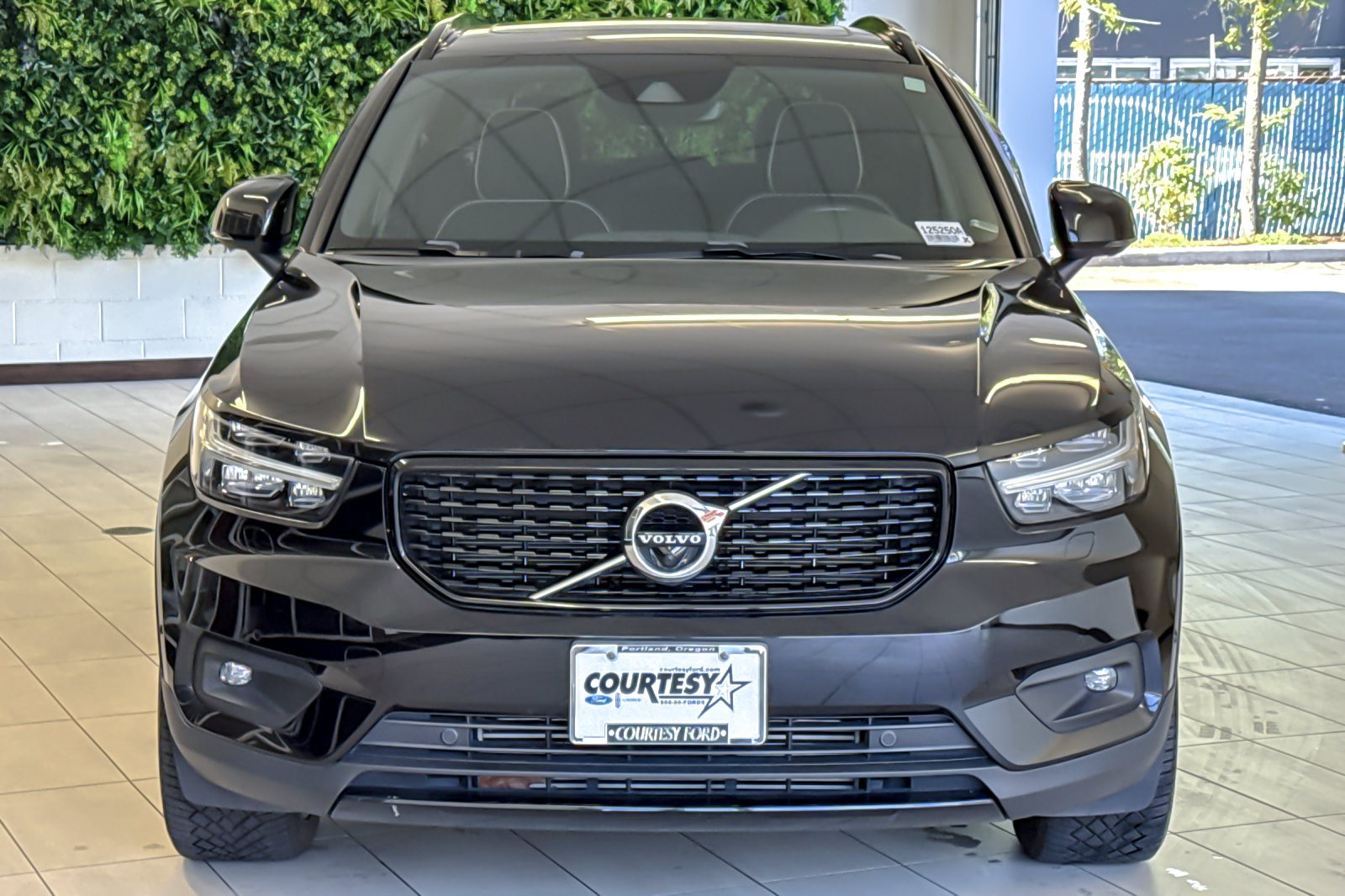 Used 2022 Volvo XC40 T5 R-Design w/ Advanced Package AWD/4WD image 9