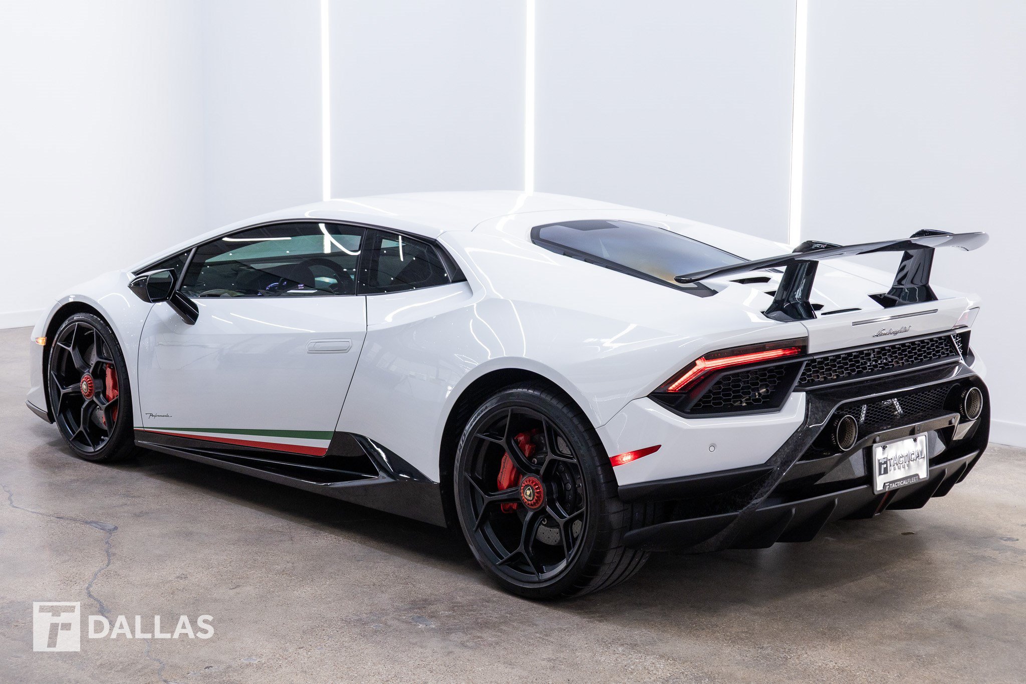 Used 2018 Lamborghini Huracan Performante AWD/4WD image 6