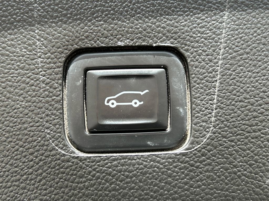 Used 2021 Chevrolet Traverse Premier image 32