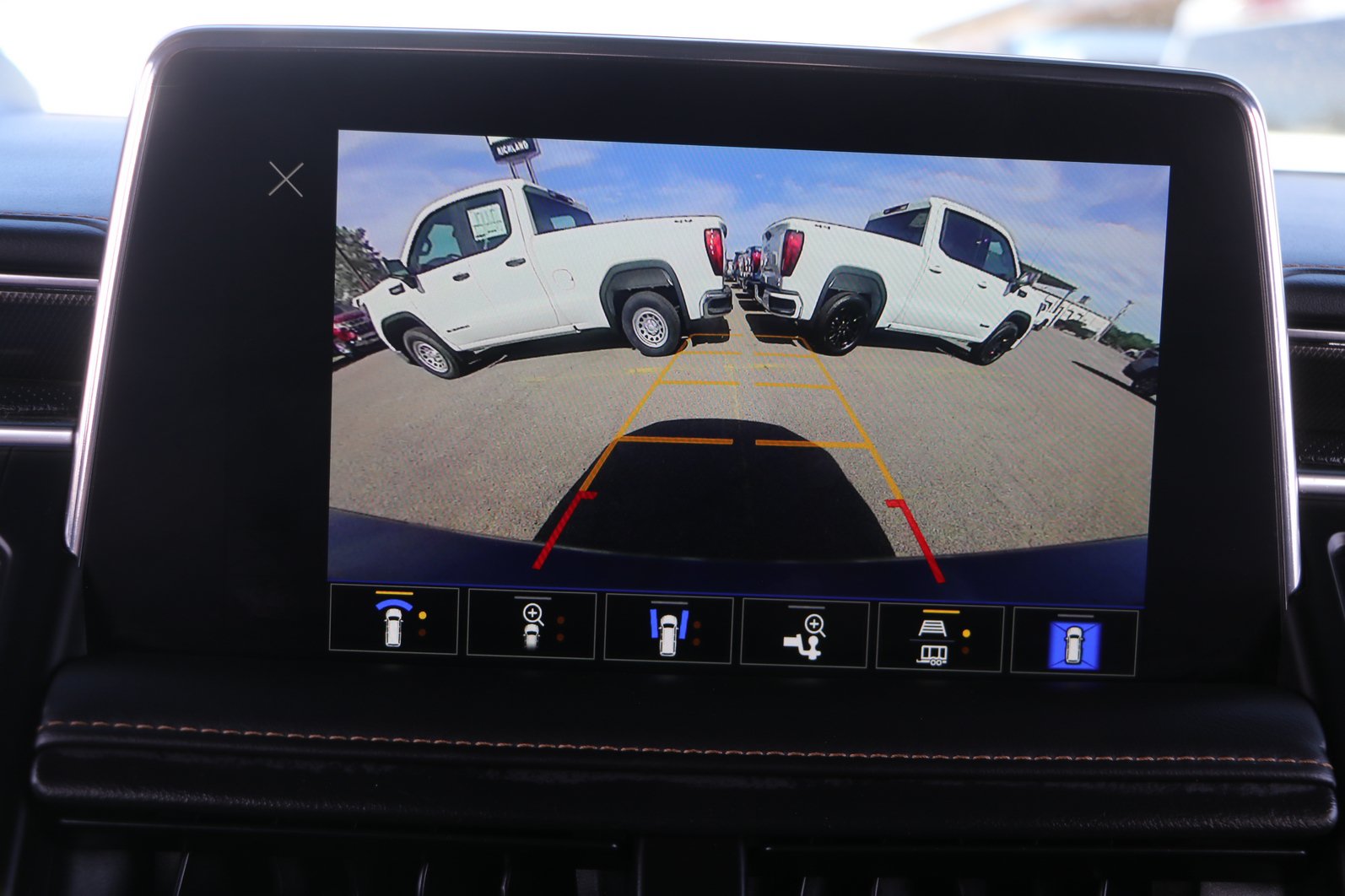 Used 2024 GMC Yukon AT4 w/ Technology Package AWD/4WD image 23