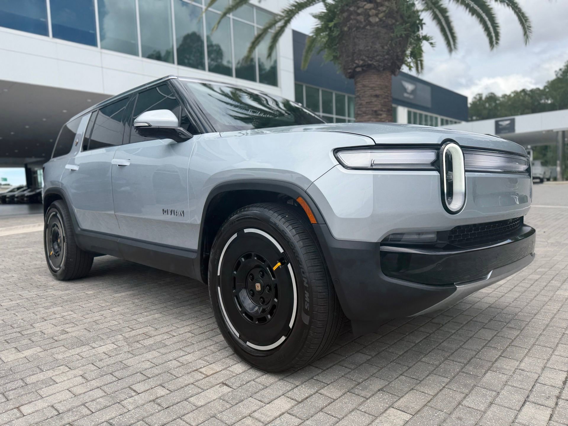 Used 2025 Rivian R1S Adventure AWD/4WD image 10